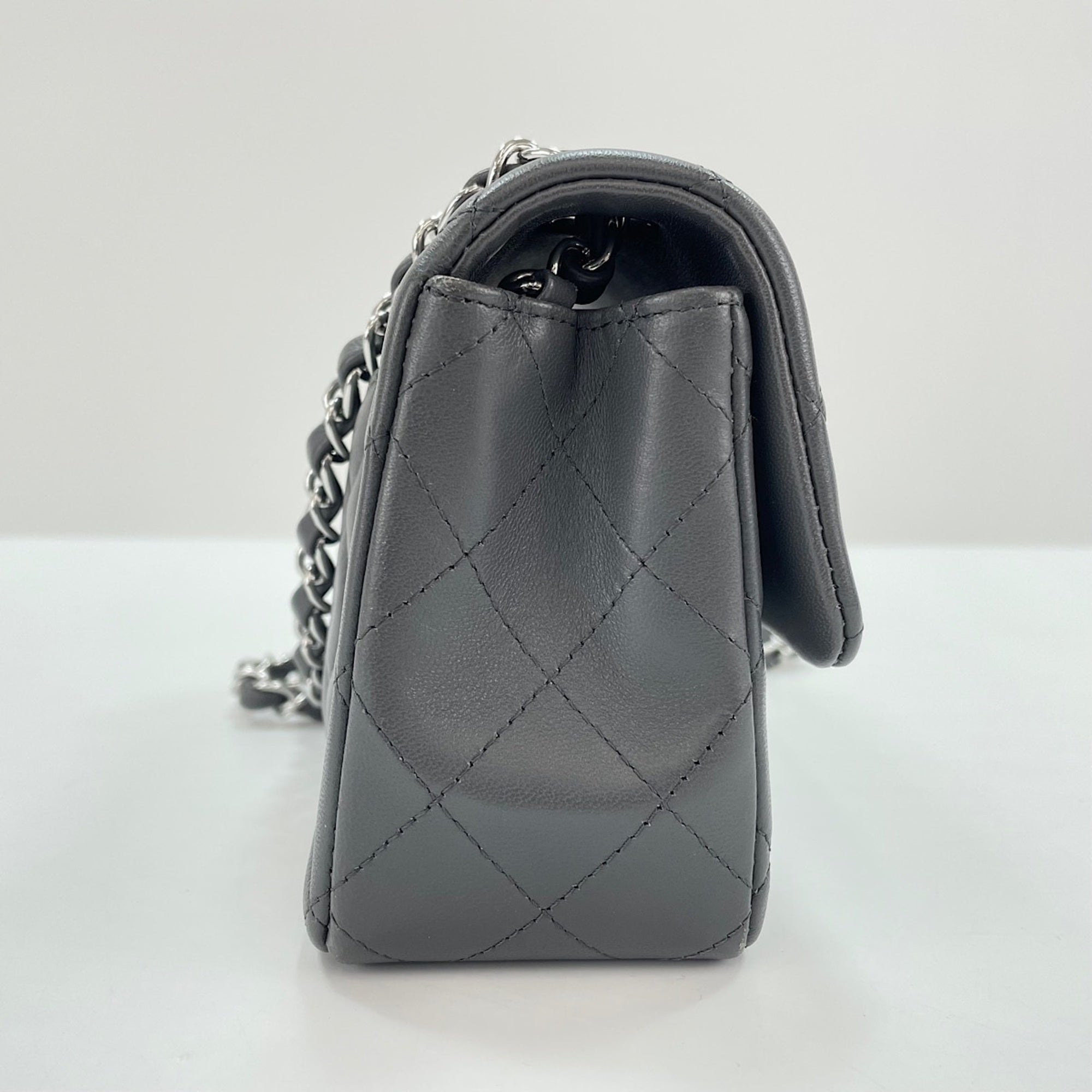 Chanel Gray Leather Shoulder Bag (Pre-Owned)