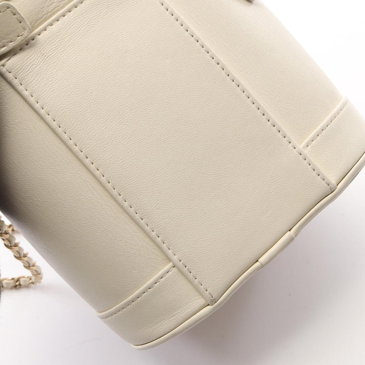 Chanel White Leather Handbag Vanity Bag (Pre-Owned)