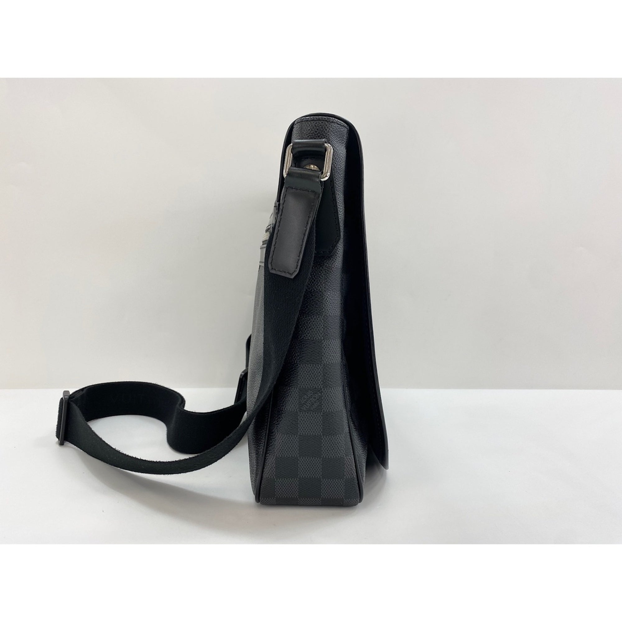 Louis Vuitton Black Shoulder Bag (Pre-Owned)