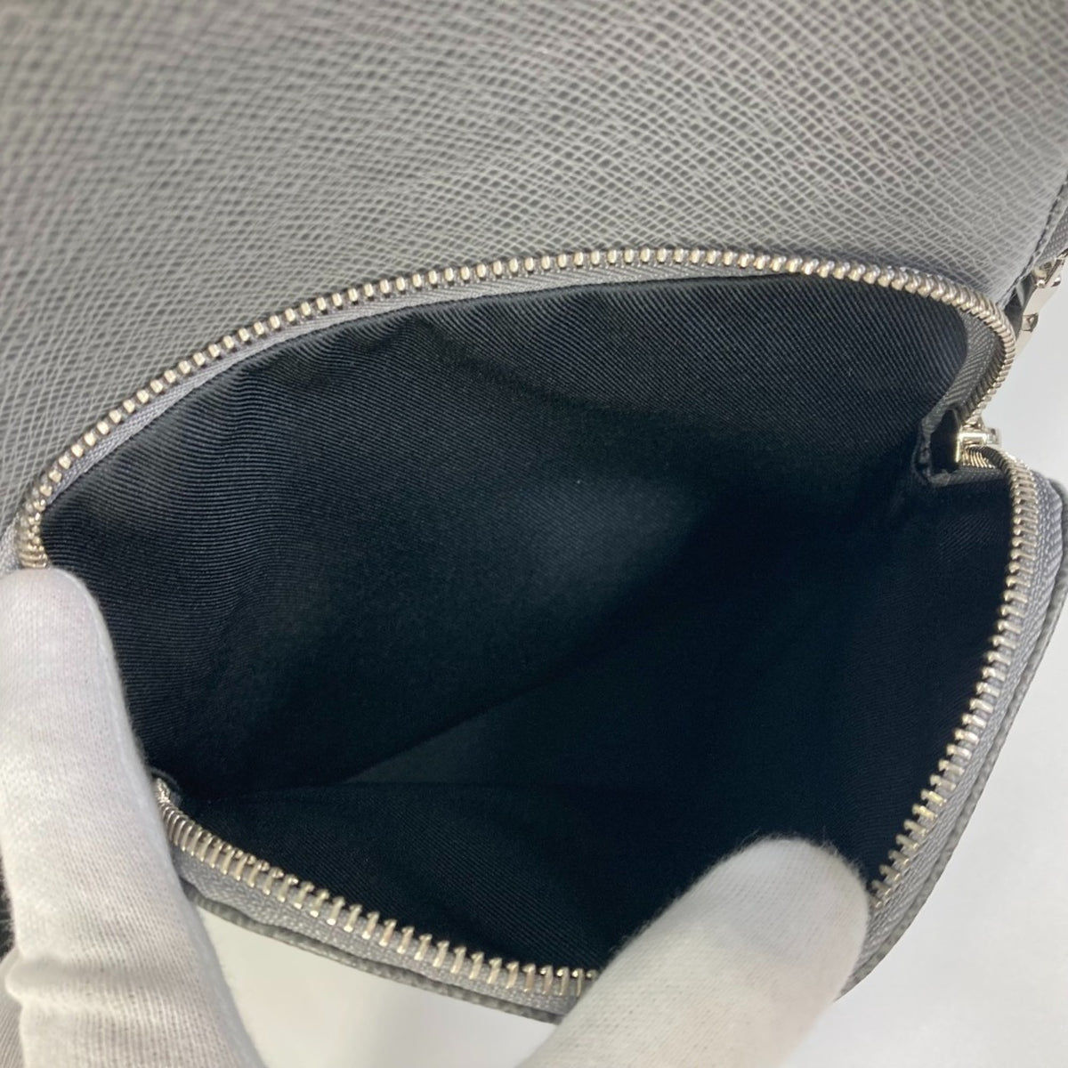 Louis Vuitton Taiga Gray Gris Taiga Leather Shoulder Bag (Pre-Owned)