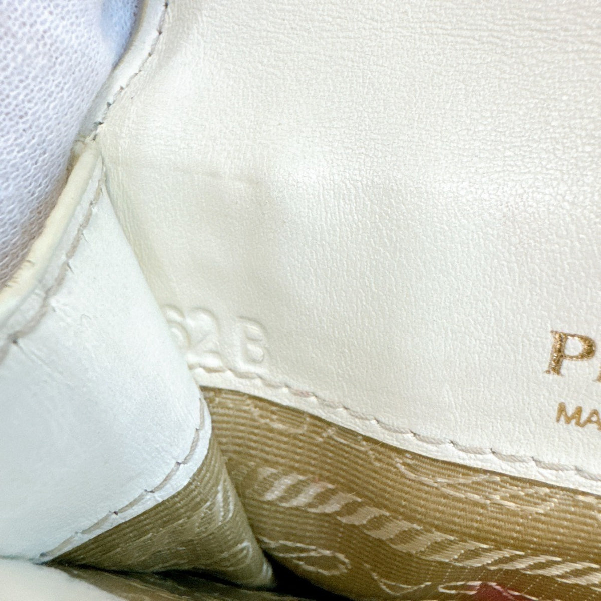 Prada White Leather Shoulder Bag (Pre-Owned)