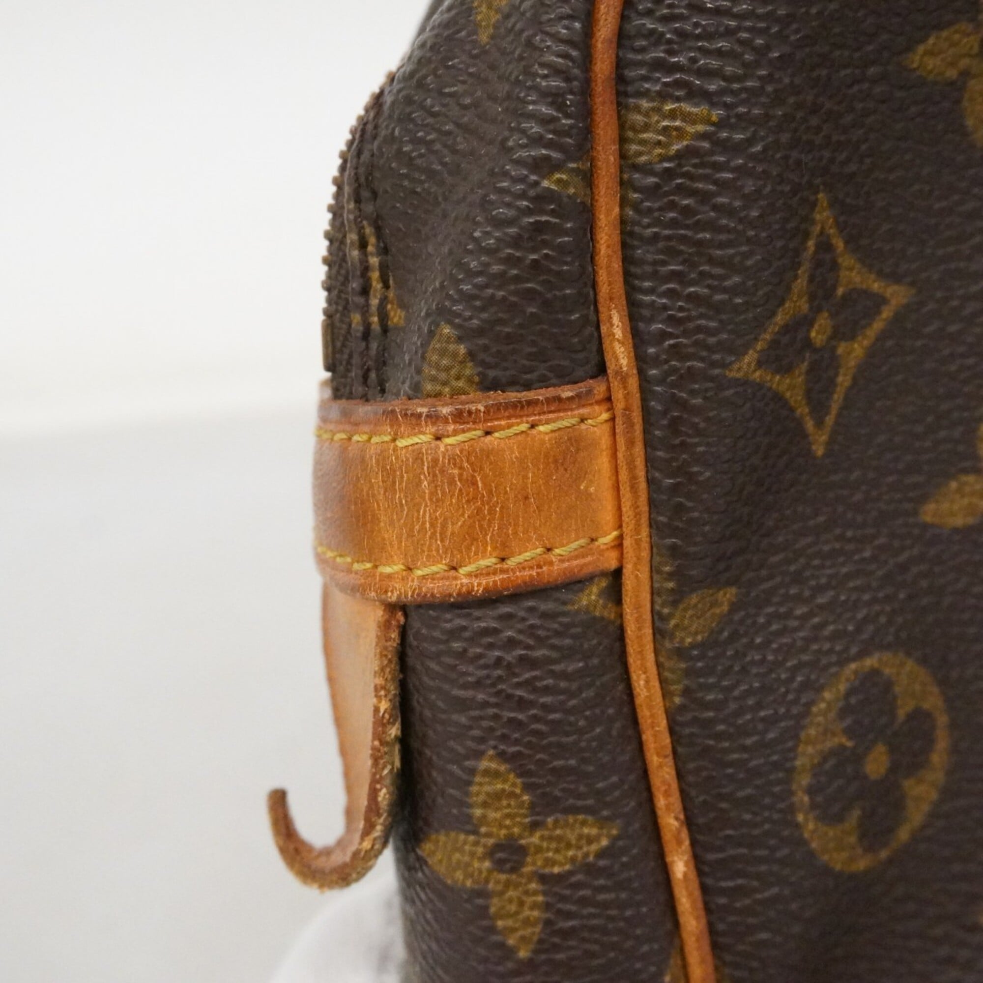 Louis Vuitton Brown Clutch Bag (Pre-Owned)