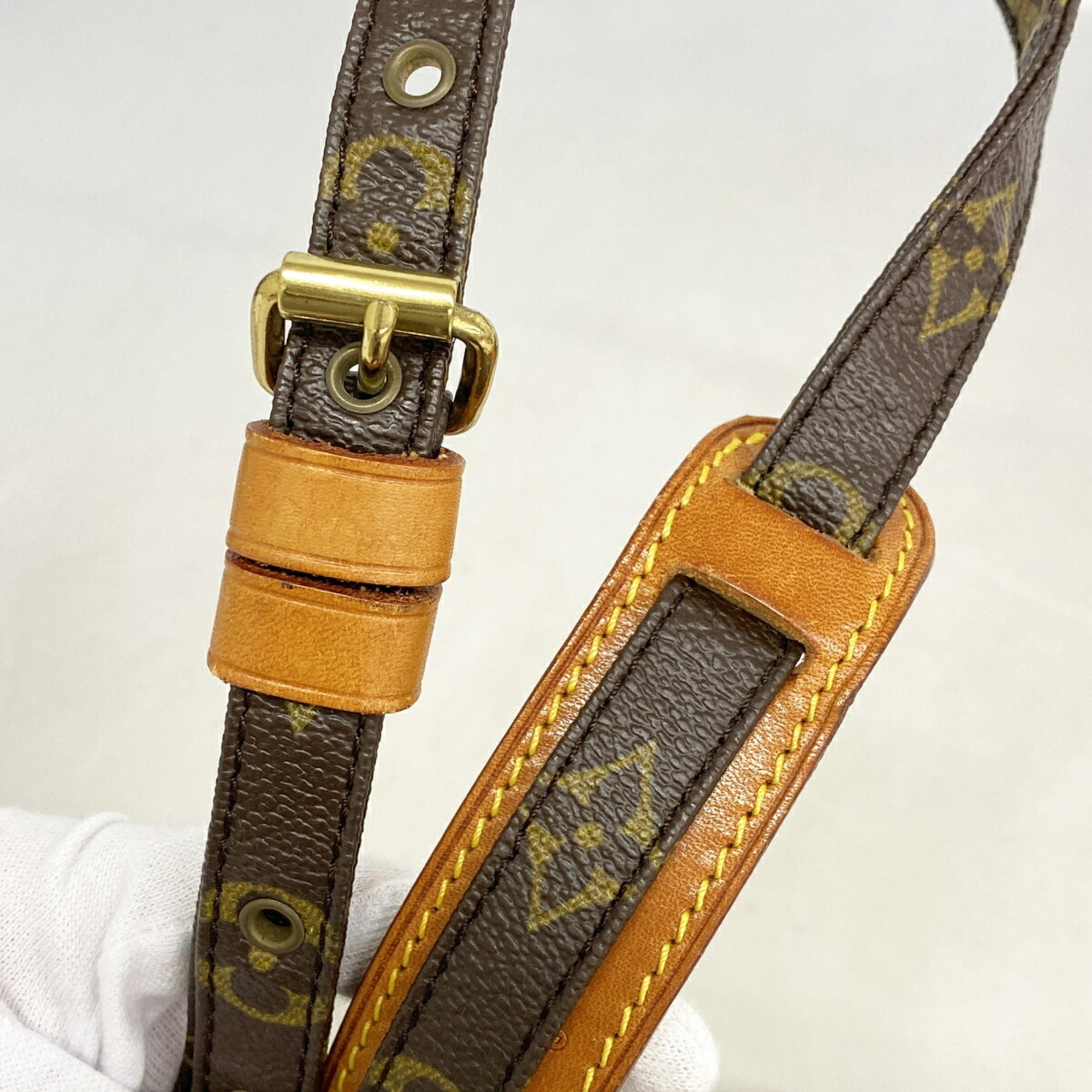 Louis Vuitton Brown Shoulder Bag (Pre-Owned)
