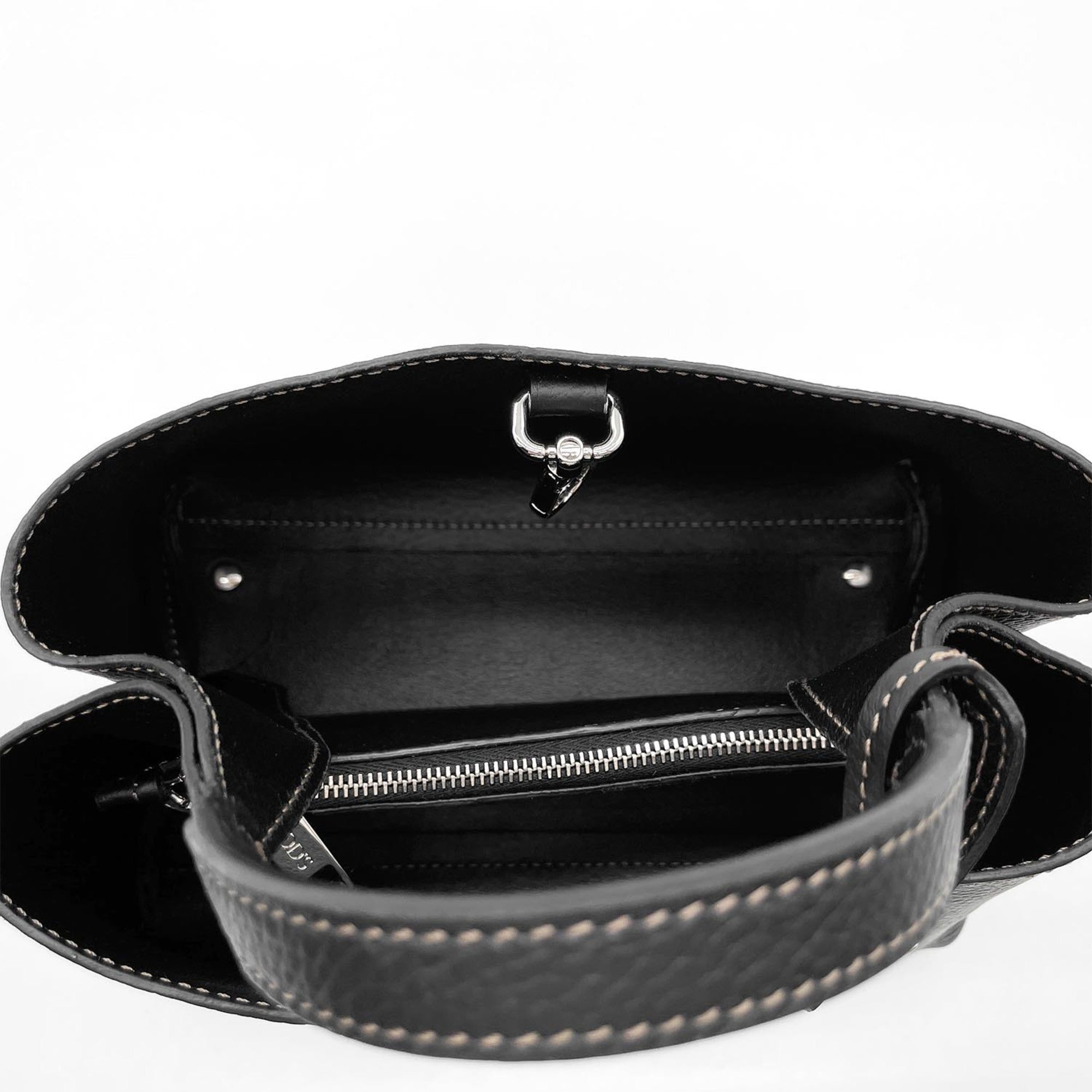 Tod's Black Leather Shoulder Bag Tote Bag (Pre-Owned)
