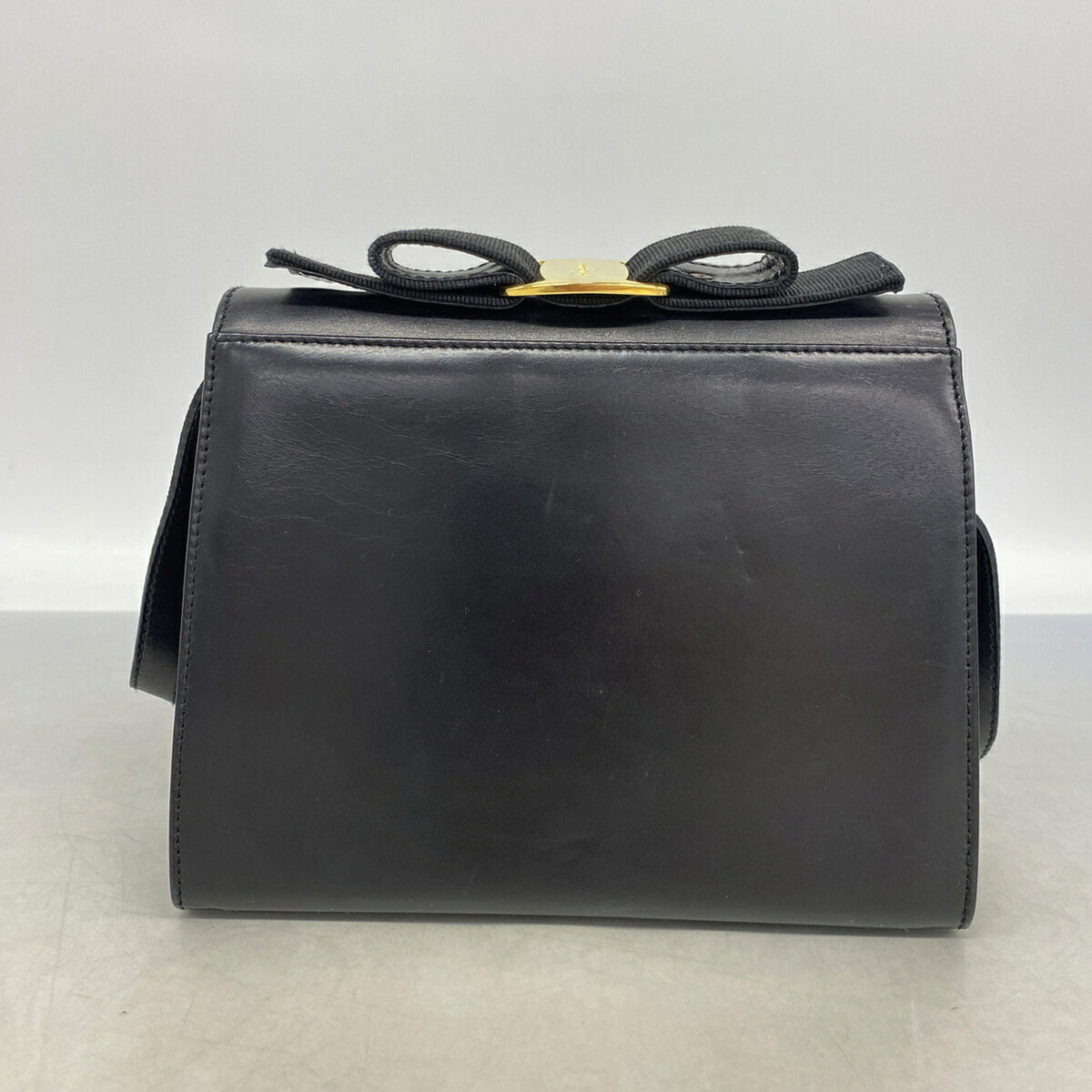 Salvatore Ferragamo Black Leather Shoulder Bag (Pre-Owned)
