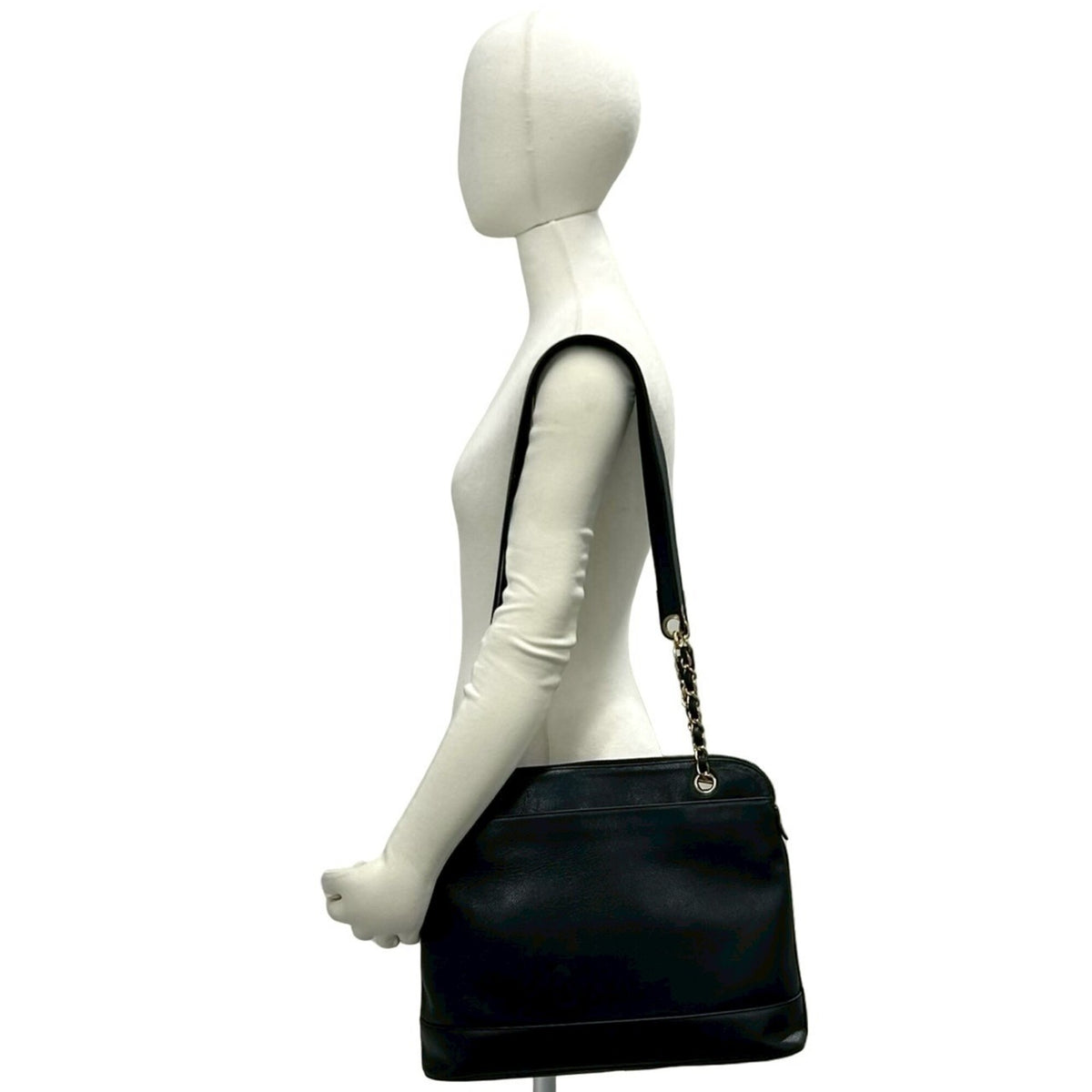Chanel Black Grained Calfskin Shoulder Bag (Pre-Owned)