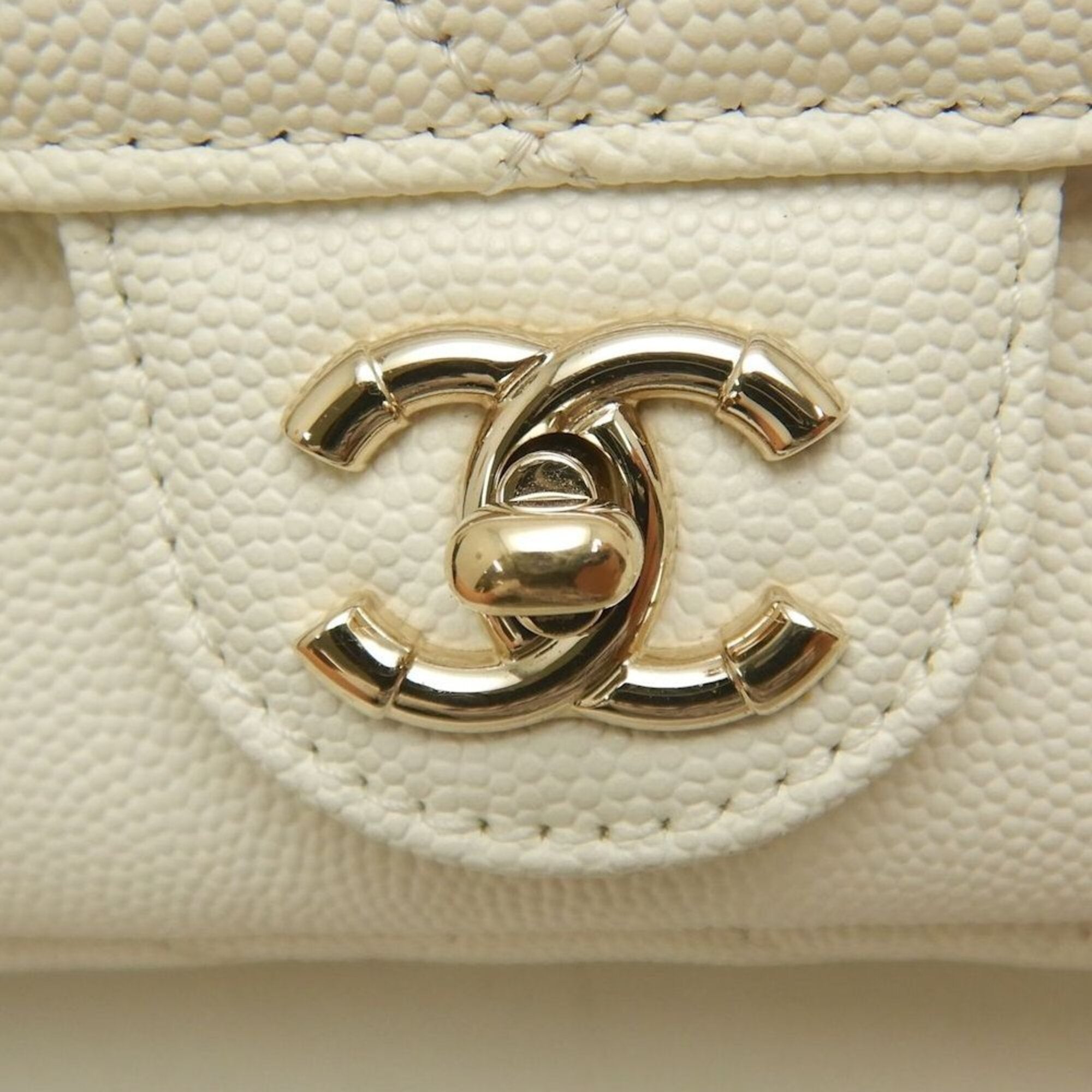 Chanel White Grained Calfskin Shoulder Bag (Pre-Owned)