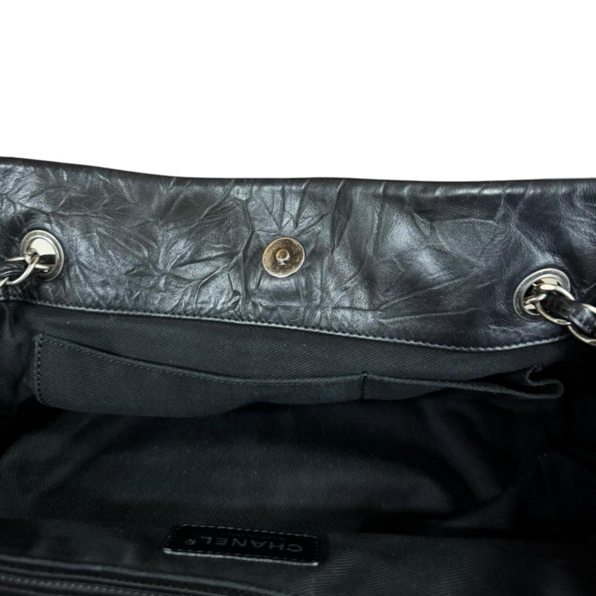 Chanel Matelasse Black Leather Shoulder Bag (Pre-Owned)