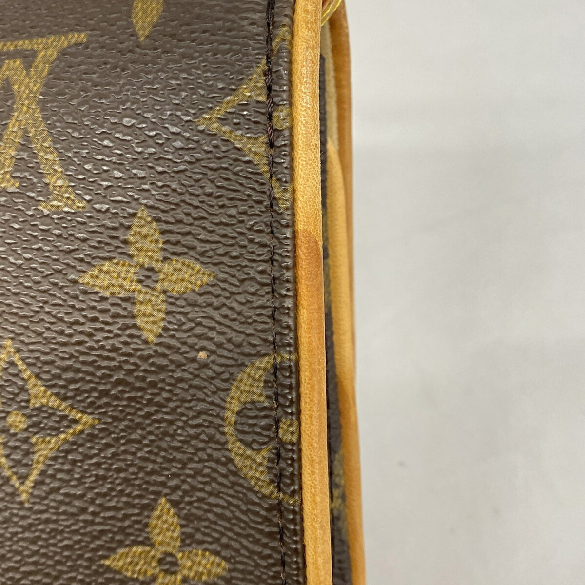 Louis Vuitton Brown Shoulder Bag (Pre-Owned)