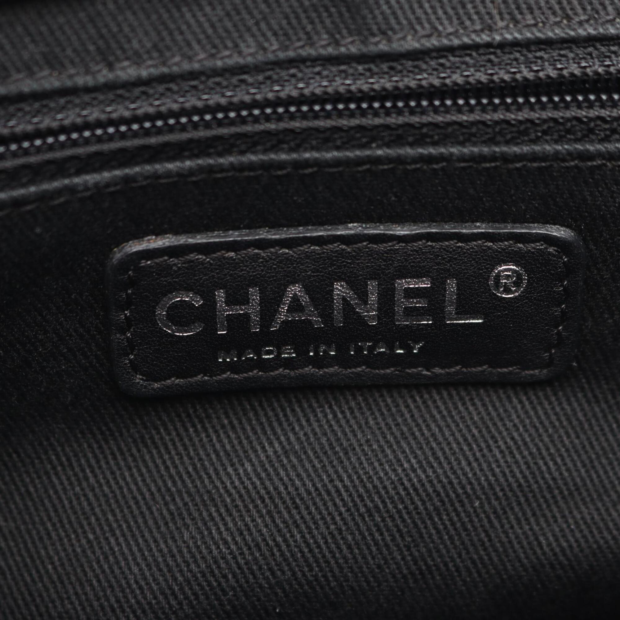 Chanel Black Leather Shoulder Bag (Pre-Owned)
