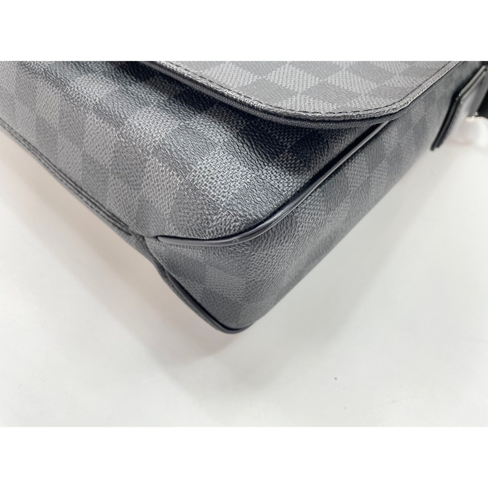 Louis Vuitton Black Shoulder Bag (Pre-Owned)