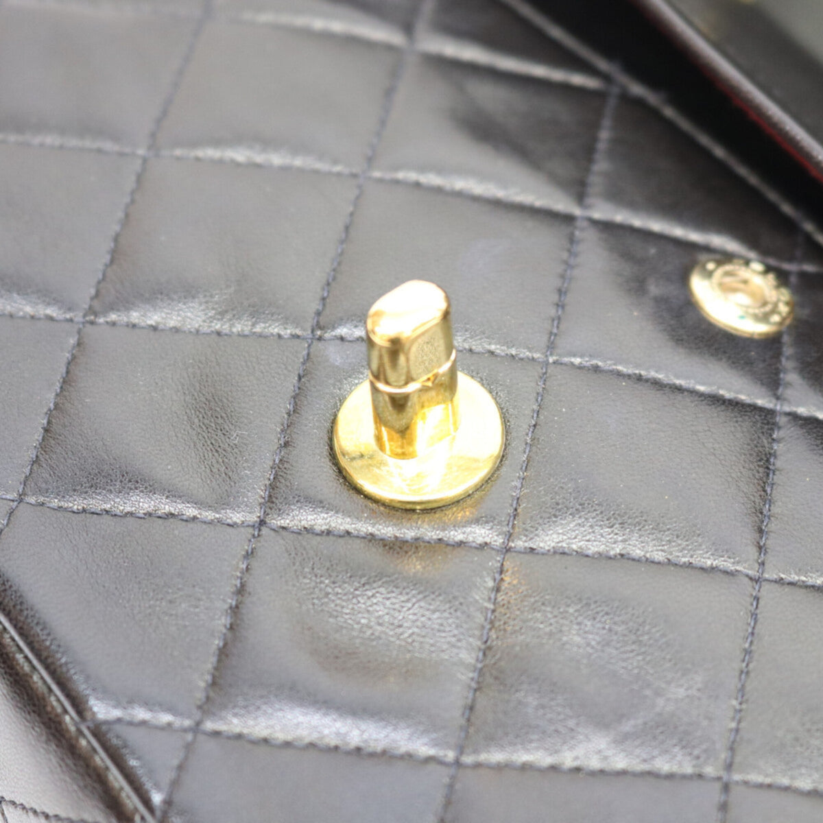 Chanel Black Leather Shoulder Bag (Pre-Owned)