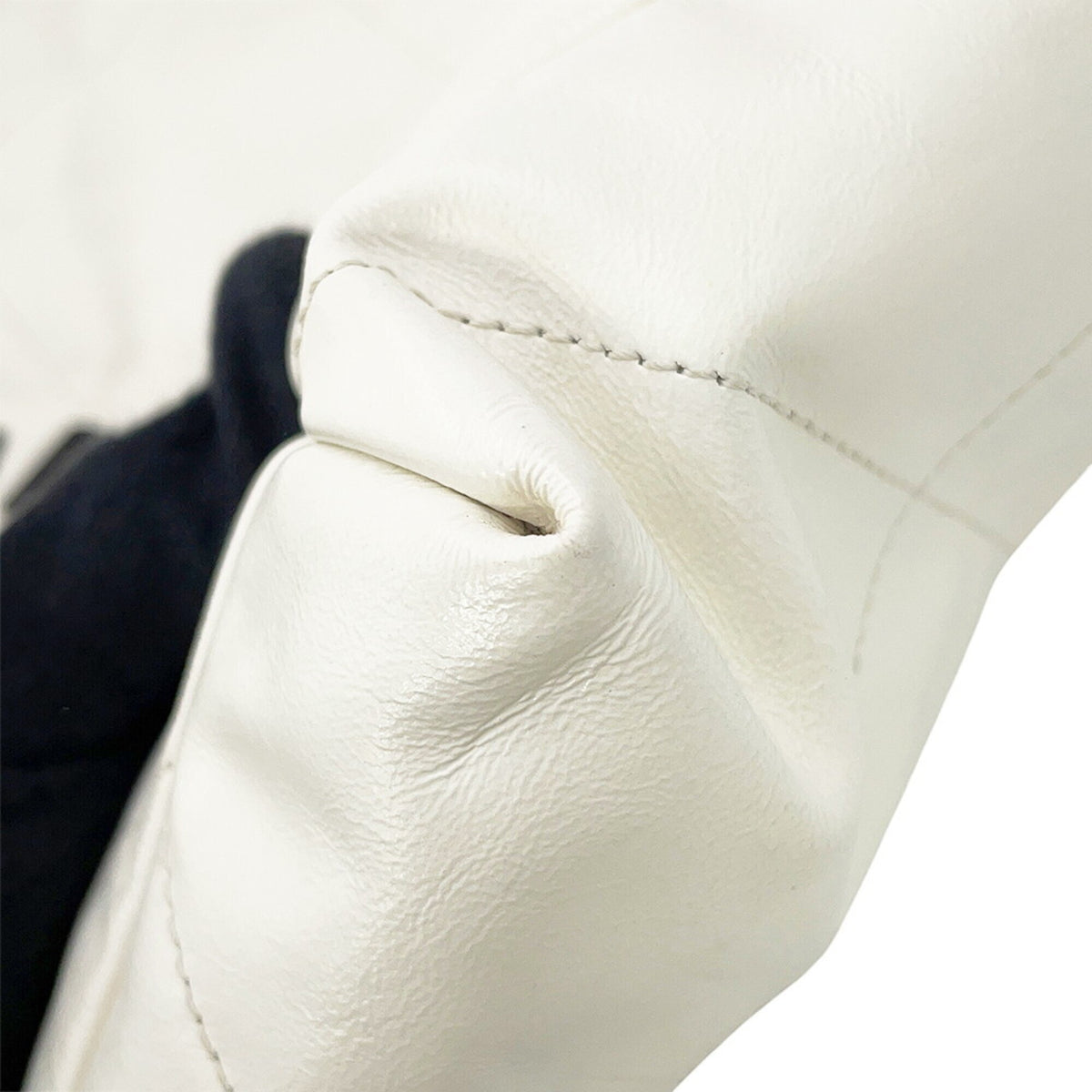 Chanel Matelasse White Leather Handbag (Pre-Owned)
