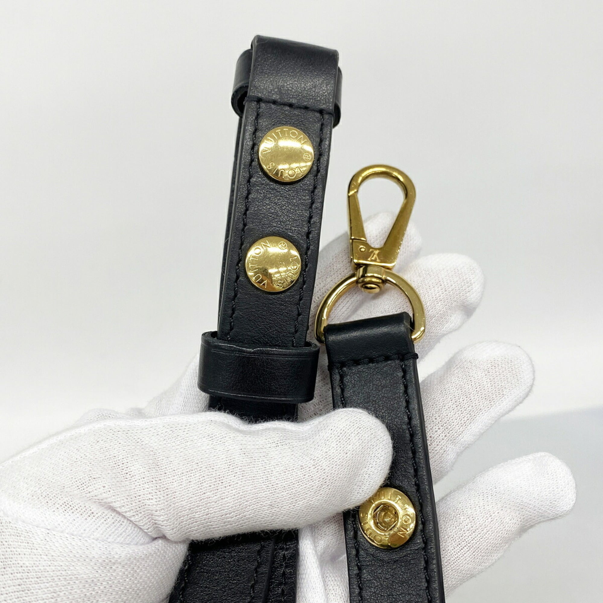 Louis Vuitton Noir Shoulder Bag (Pre-Owned)