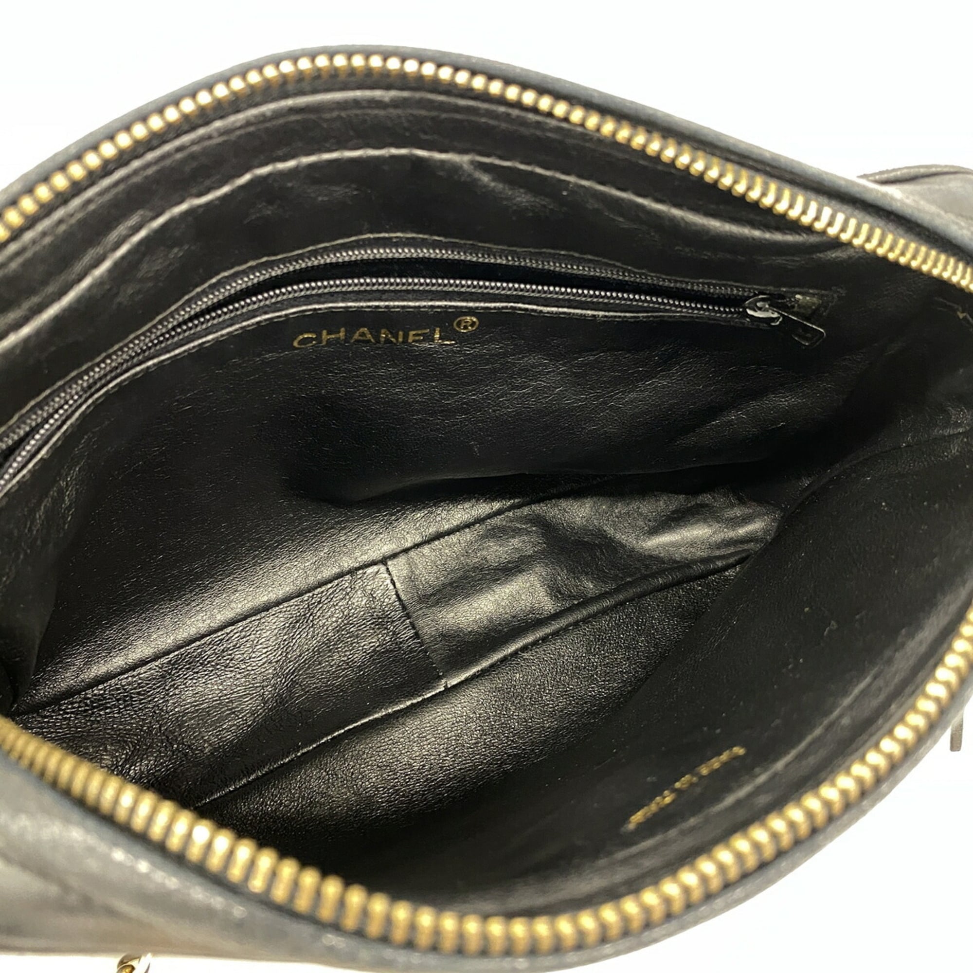 Chanel Black Leather Shoulder Bag (Pre-Owned)