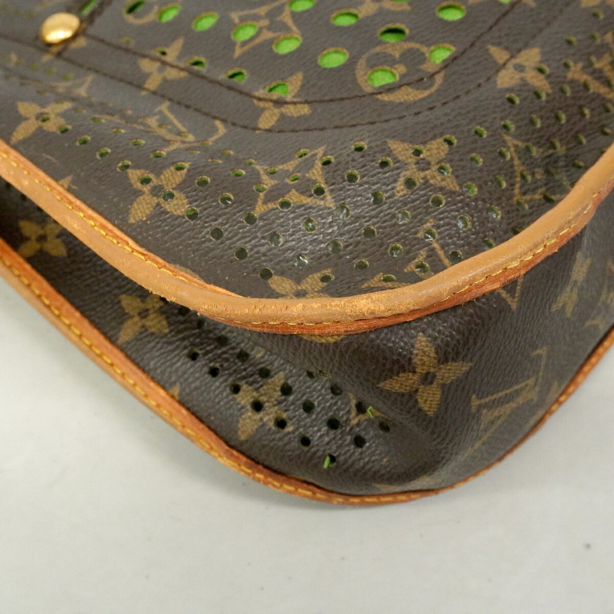 Louis Vuitton Vert Shoulder Bag (Pre-Owned)