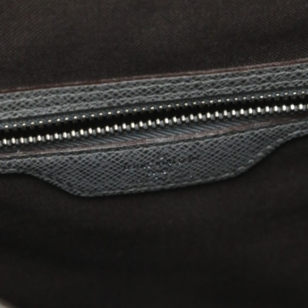 Louis Vuitton Gray Taiga Leather Shoulder Bag (Pre-Owned)