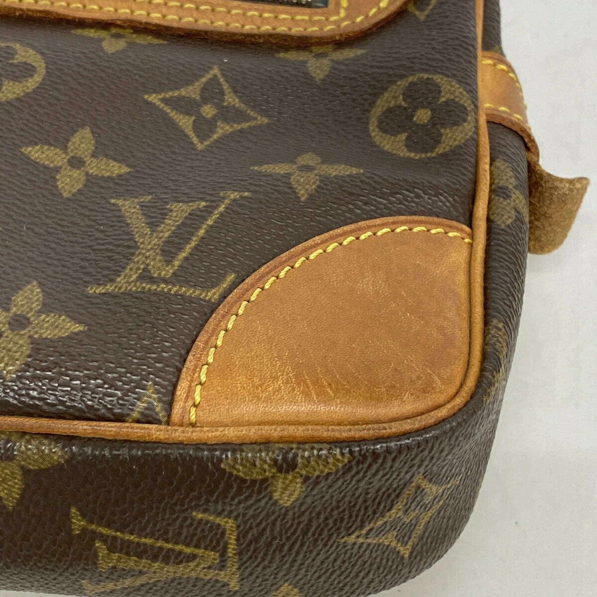 Louis Vuitton Brown Clutch Bag (Pre-Owned)