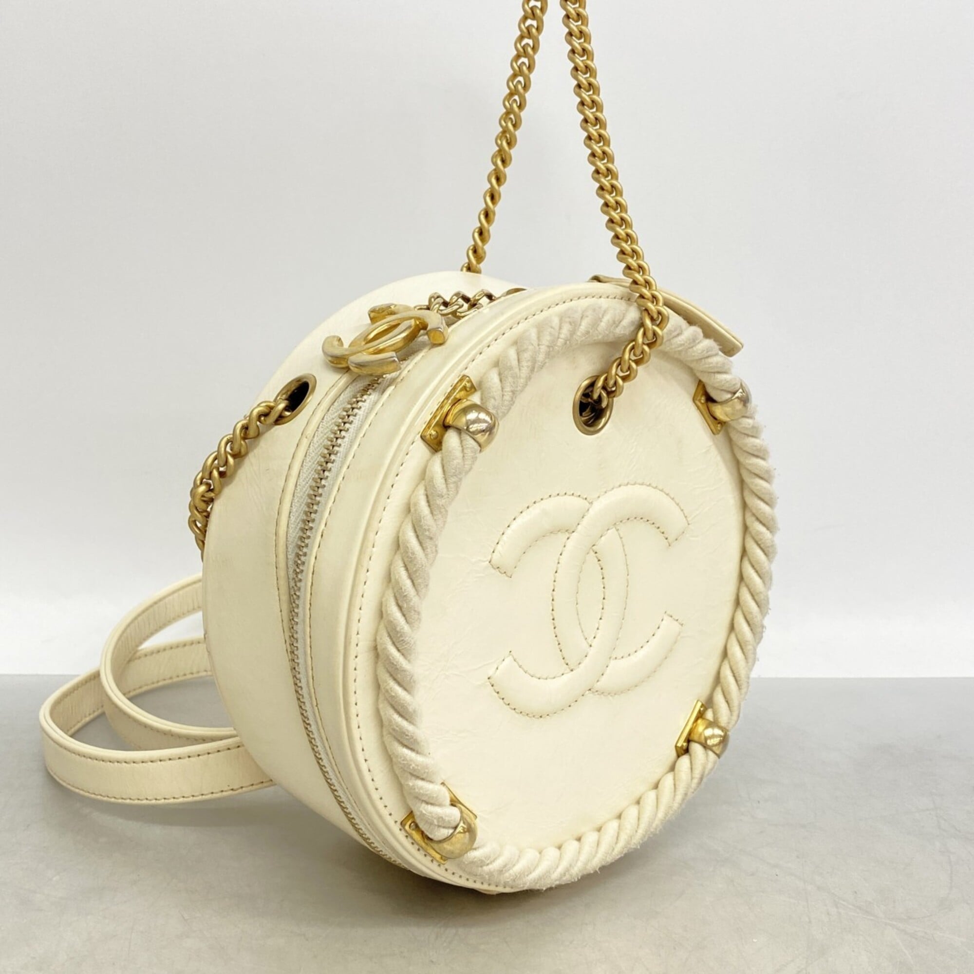 Chanel White Leather Handbag (Pre-Owned)
