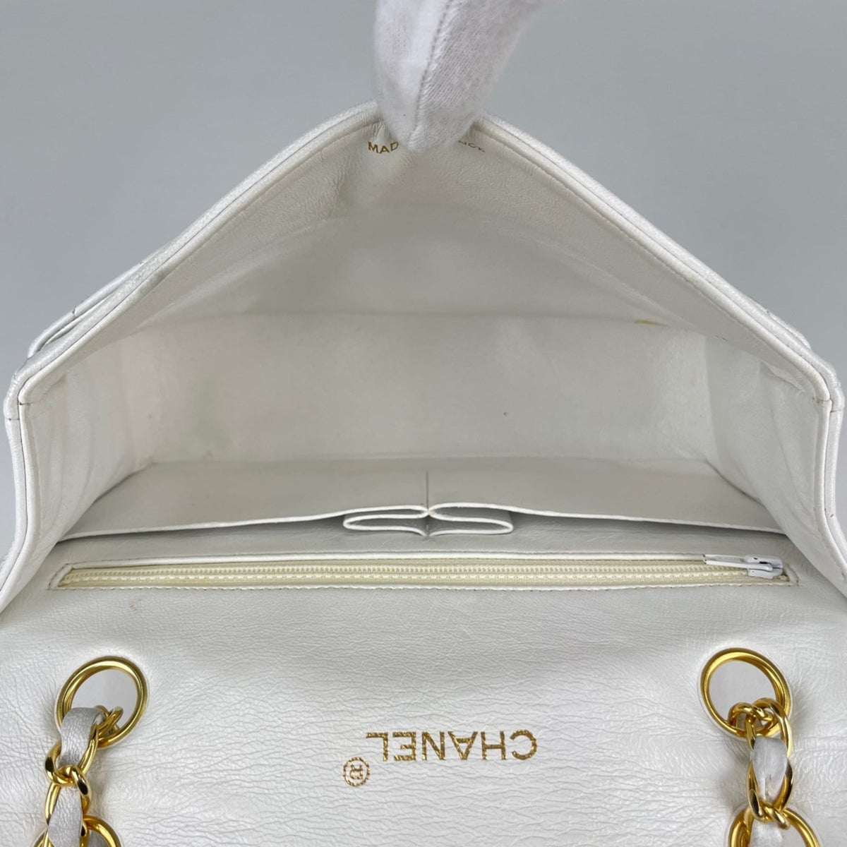 Chanel Matelasse White Leather Shoulder Bag (Pre-Owned)