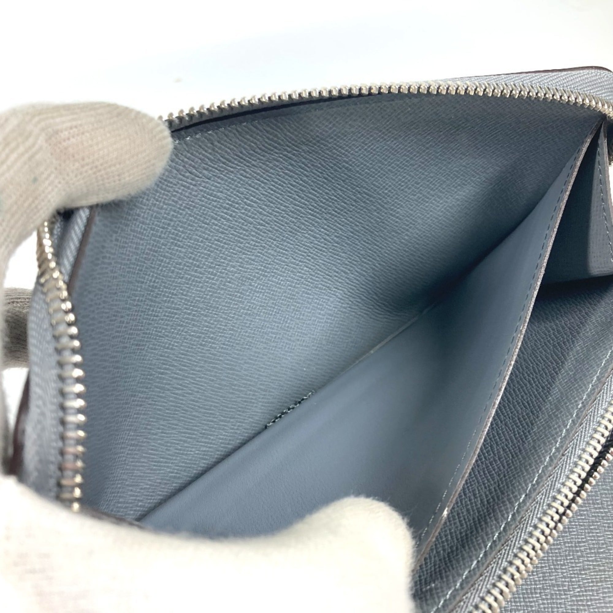 Louis Vuitton Glacier Gray Taiga Leather Long Wallet (Bi-Fold) (Pre-Owned)