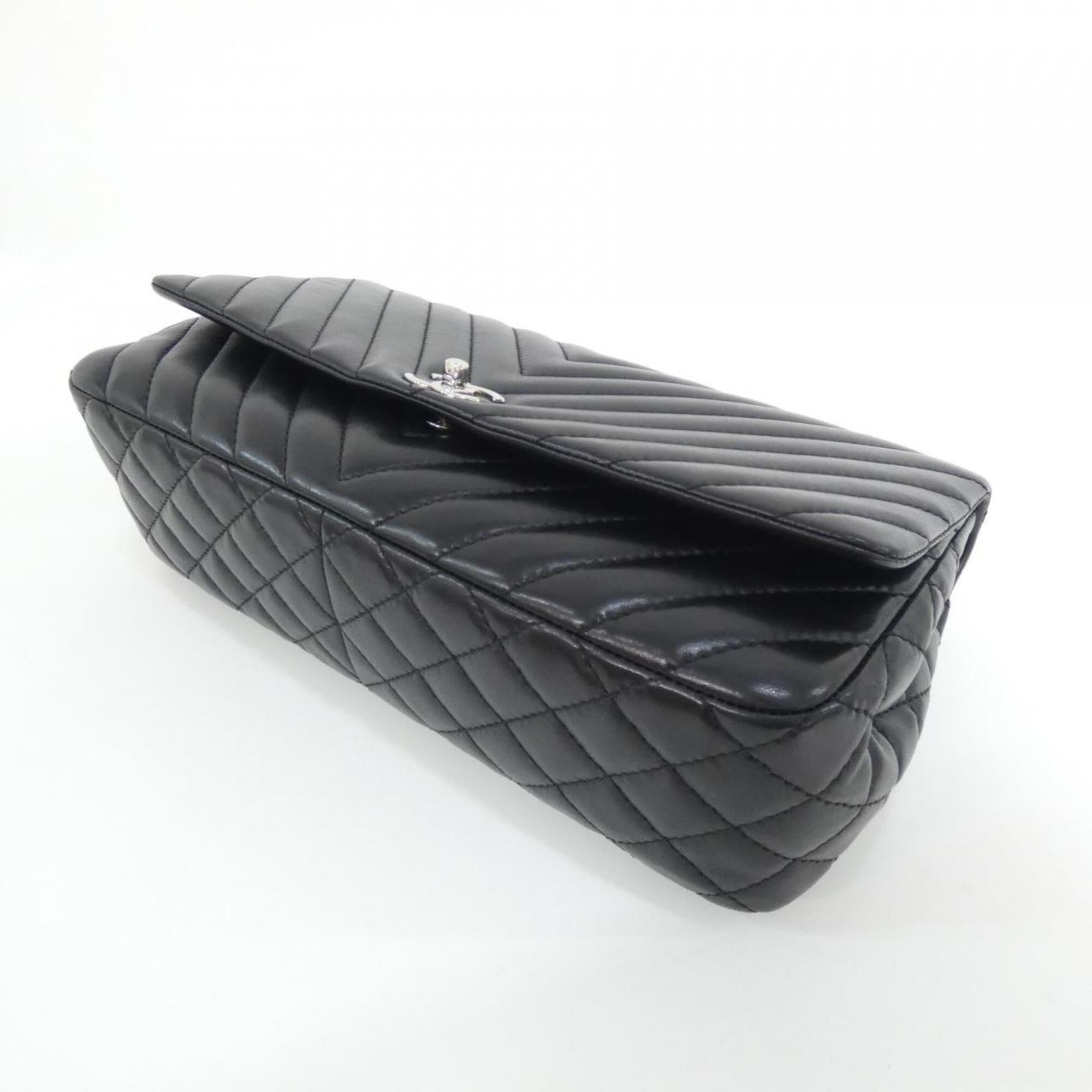 Chanel Black Leather Shoulder Bag (Pre-Owned)