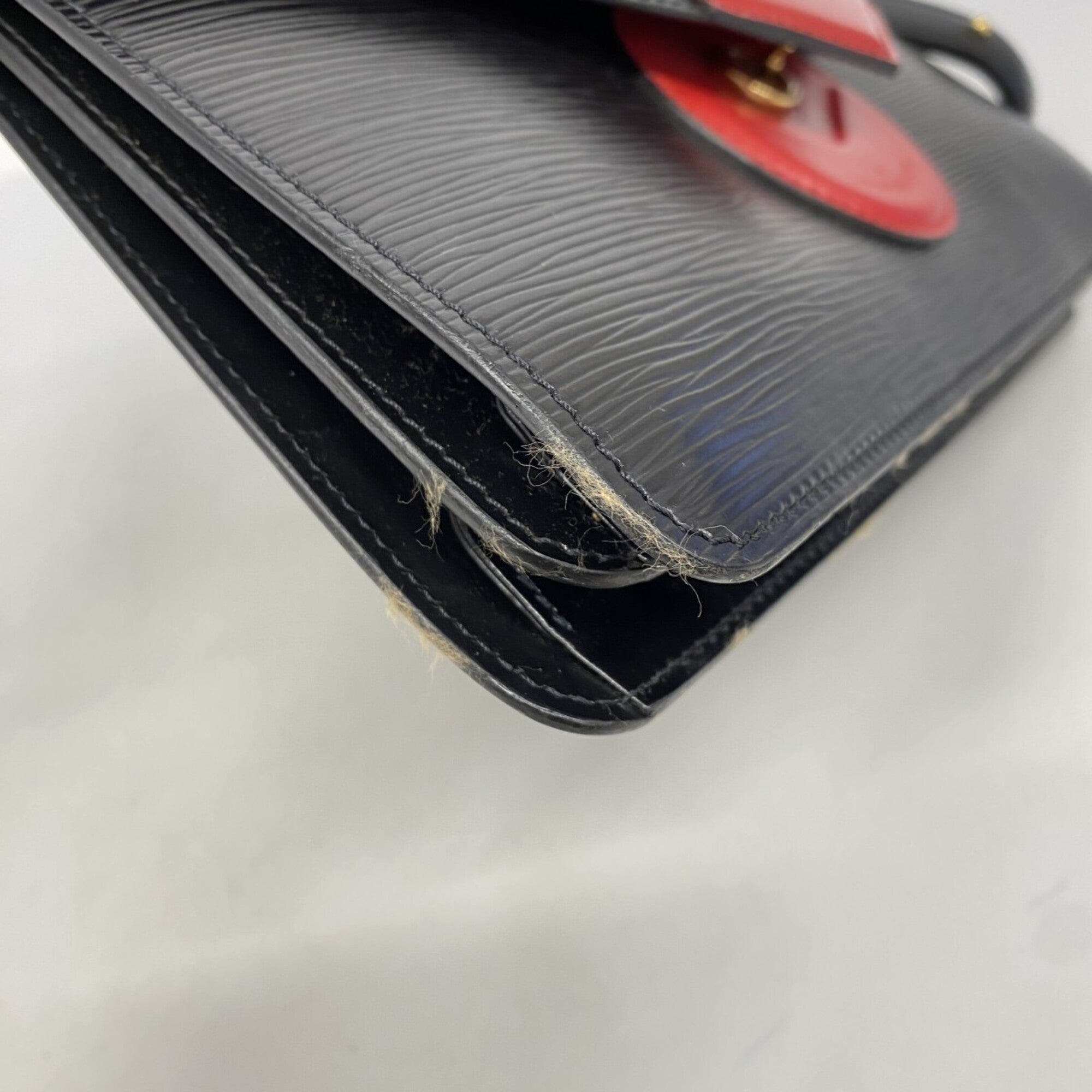 Louis Vuitton Noir Shoulder Bag (Pre-Owned)