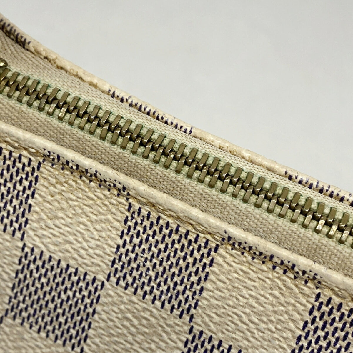Louis Vuitton White Pouch (Pre-Owned)