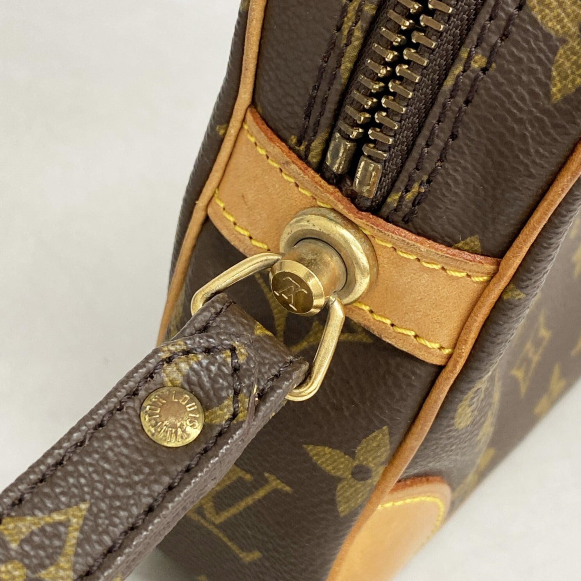 Louis Vuitton Brown Clutch Bag (Pre-Owned)