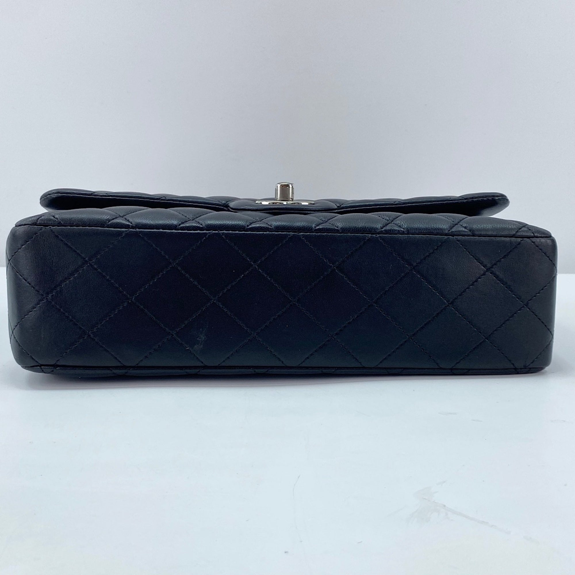 Chanel Black Shoulder Bag (Pre-Owned)
