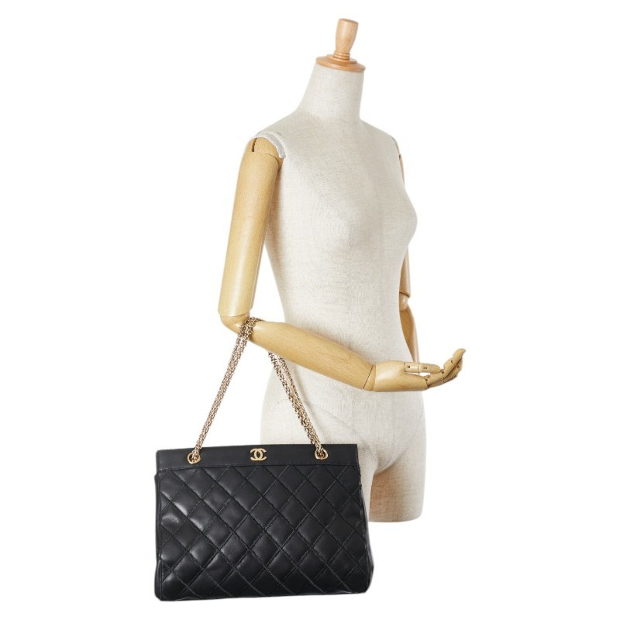 Chanel Black Leather Shoulder Bag (Pre-Owned)