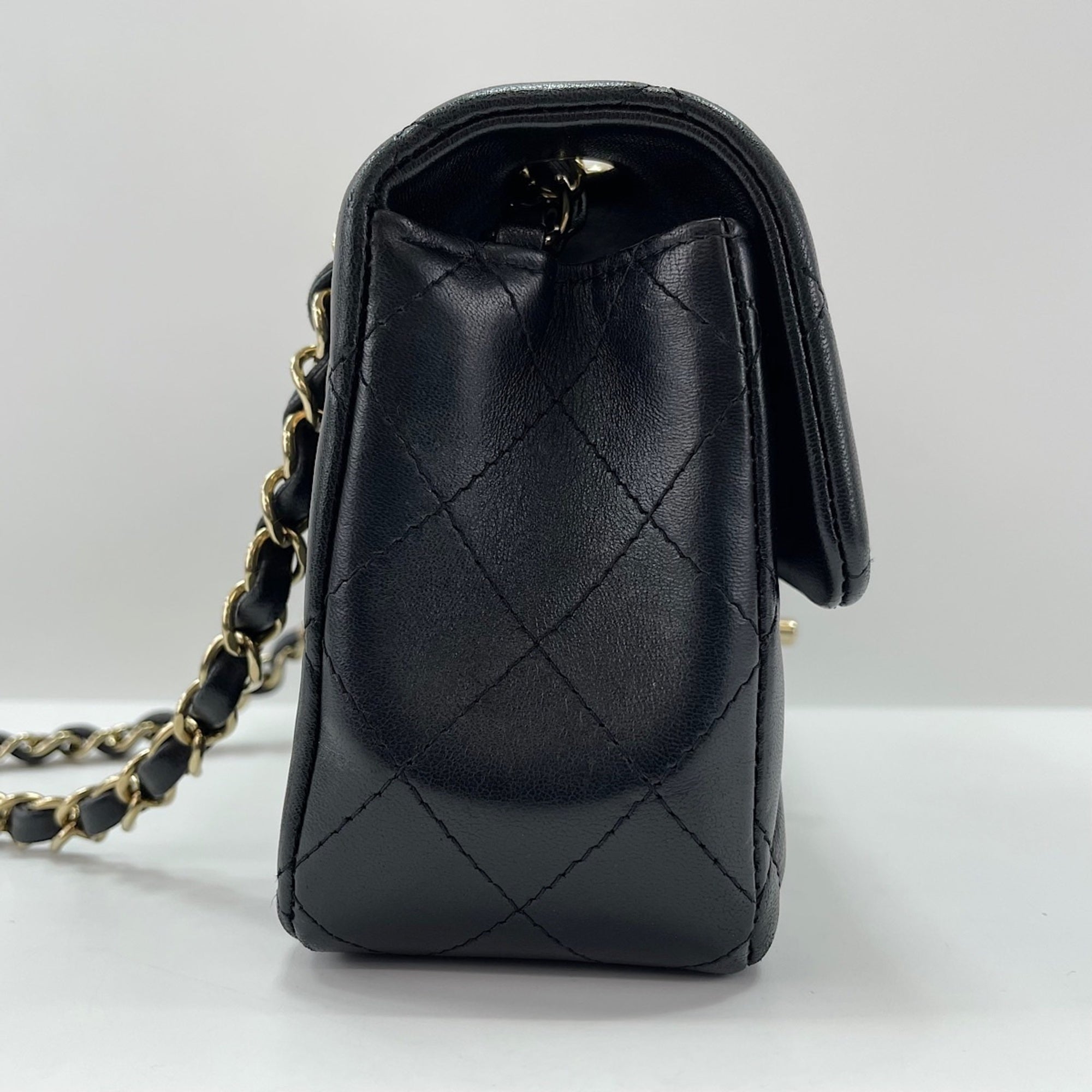 Chanel Black Shoulder Bag (Pre-Owned)