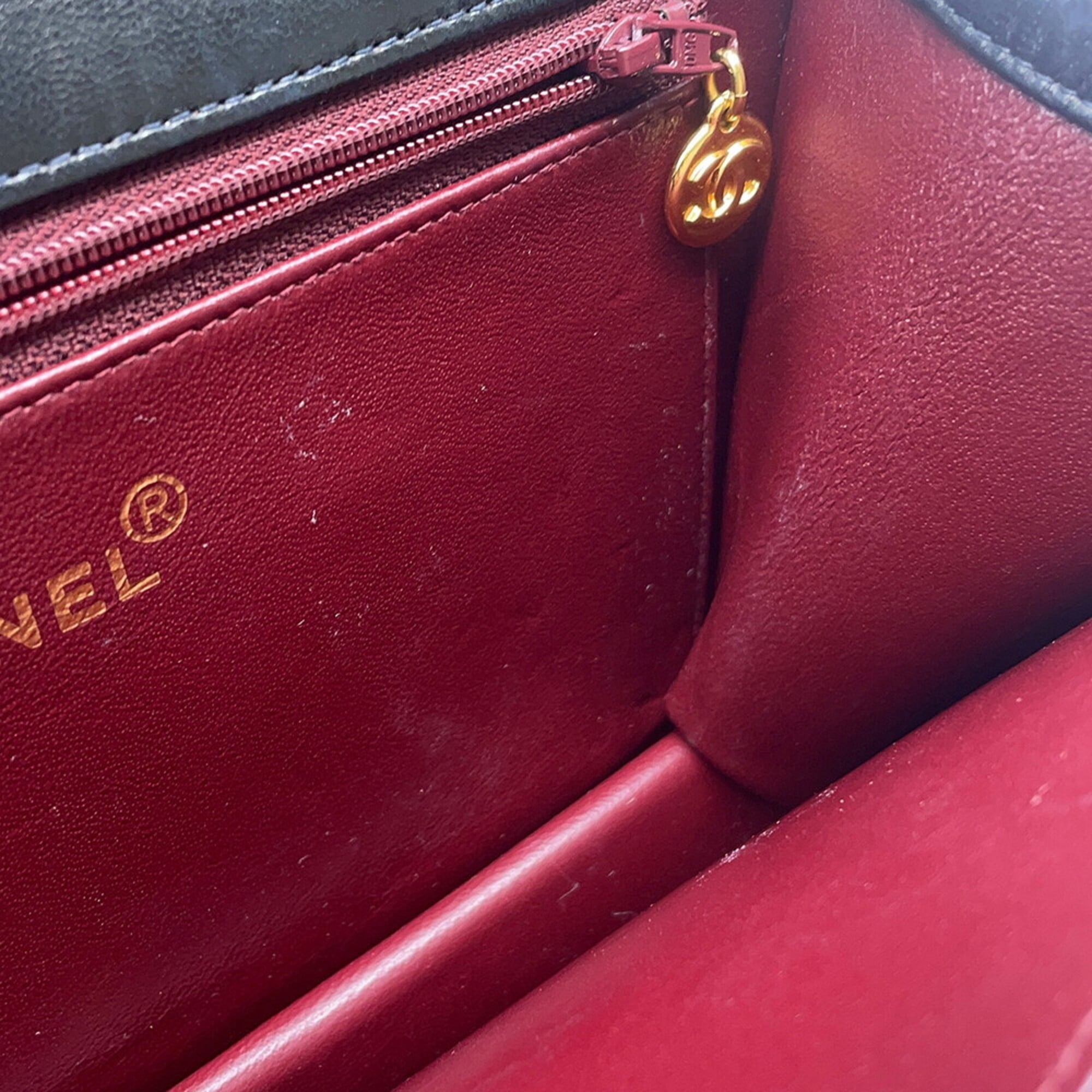 Chanel Black Leather Shoulder Bag (Pre-Owned)