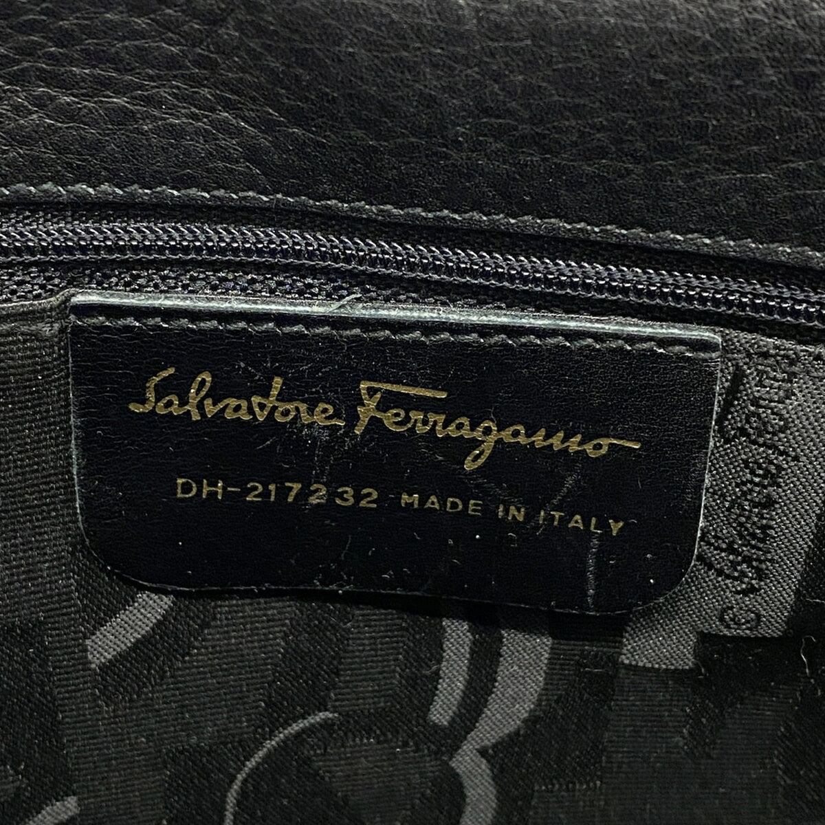 Salvatore Ferragamo Black Leather Shoulder Bag (Pre-Owned)