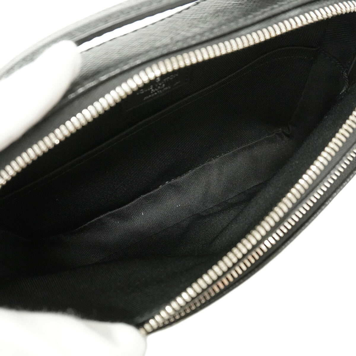 Louis Vuitton Noir Shoulder Bag (Pre-Owned)