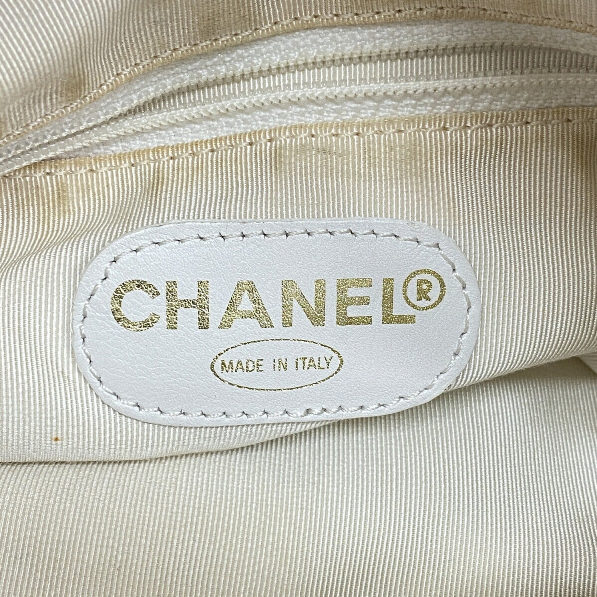Chanel White Leather Shoulder Bag (Pre-Owned)