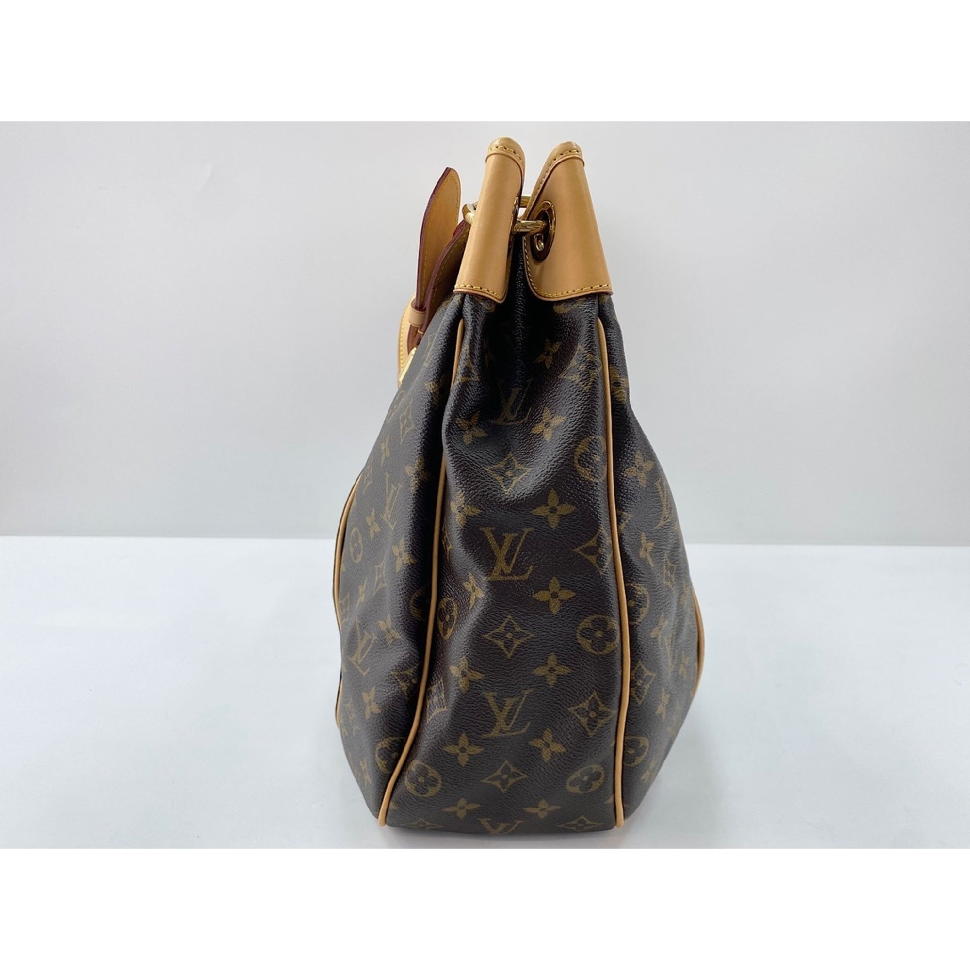Louis Vuitton Brown Shoulder Bag (Pre-Owned)