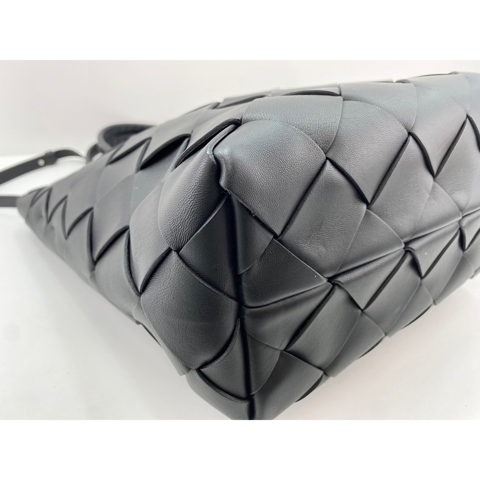 Bottega Veneta Black Shoulder Bag (Pre-Owned)