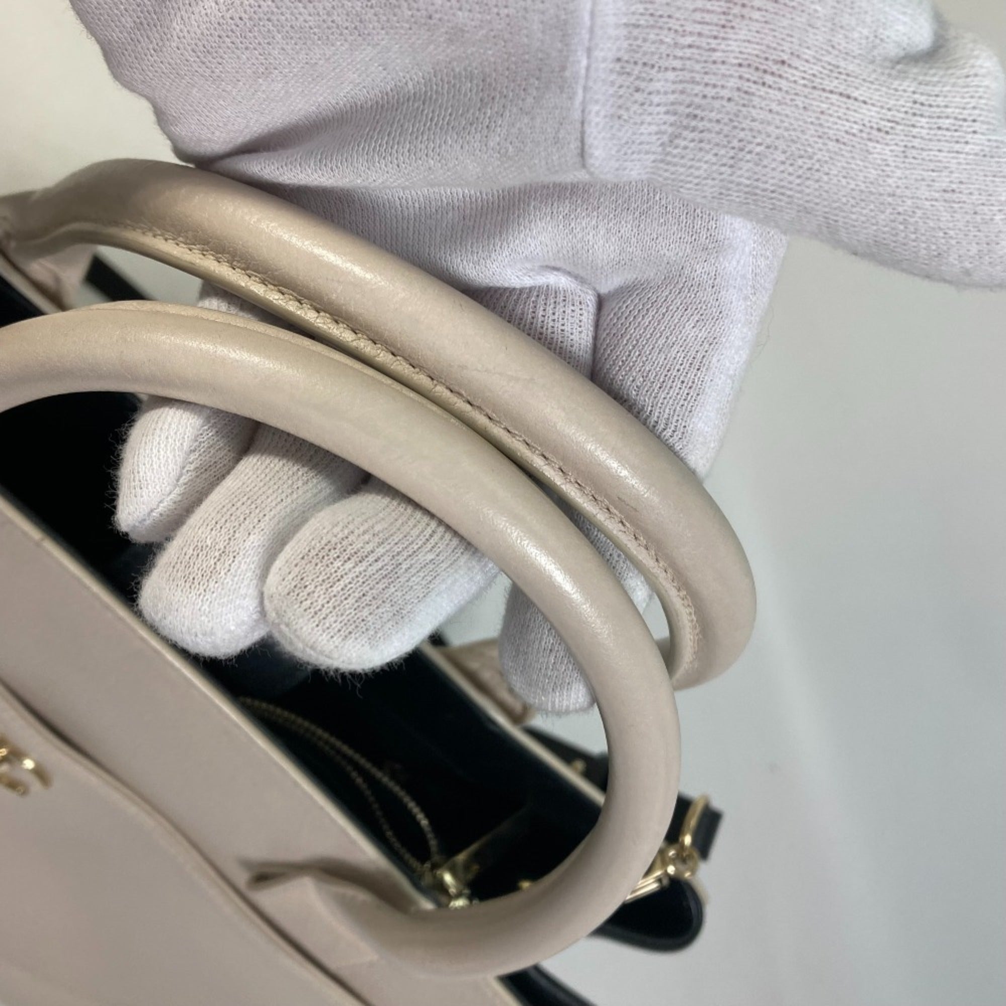 Chanel Beige Leather Handbag (Pre-Owned)