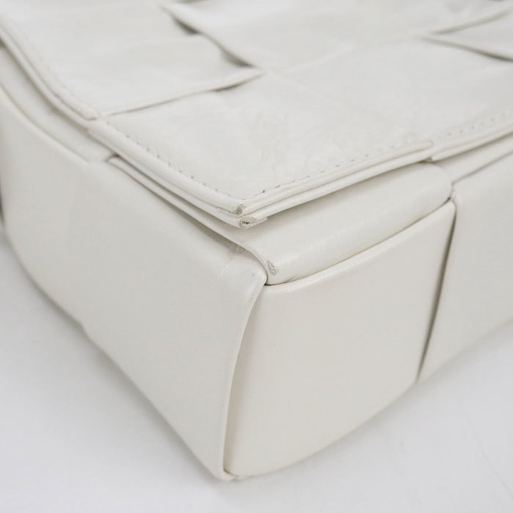 Bottega Veneta White Leather Shoulder Bag (Pre-Owned)