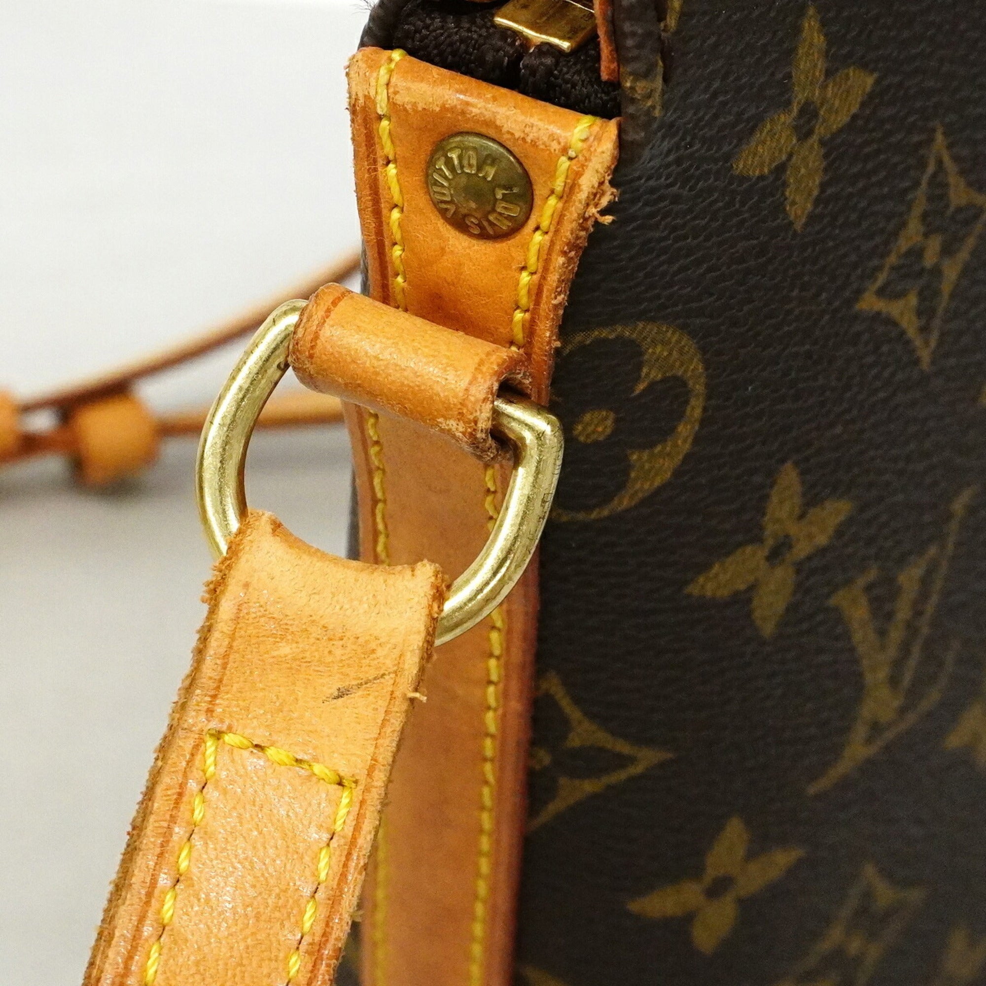 Louis Vuitton Brown Shoulder Bag (Pre-Owned)