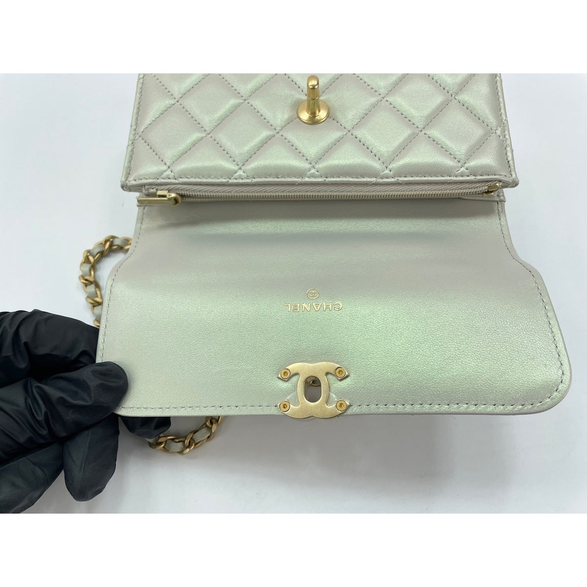 Chanel Matelasse White Handbag (Pre-Owned)