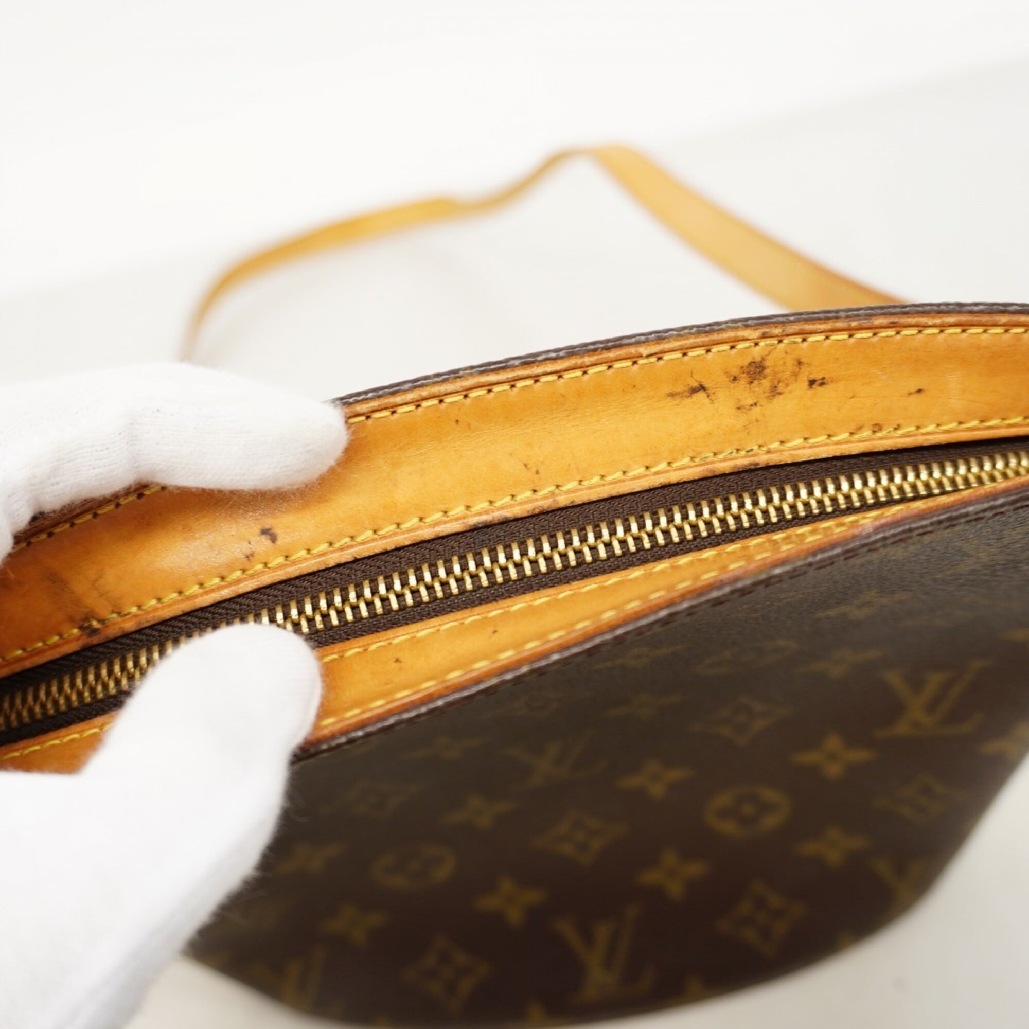 Louis Vuitton Brown Shoulder Bag (Pre-Owned)