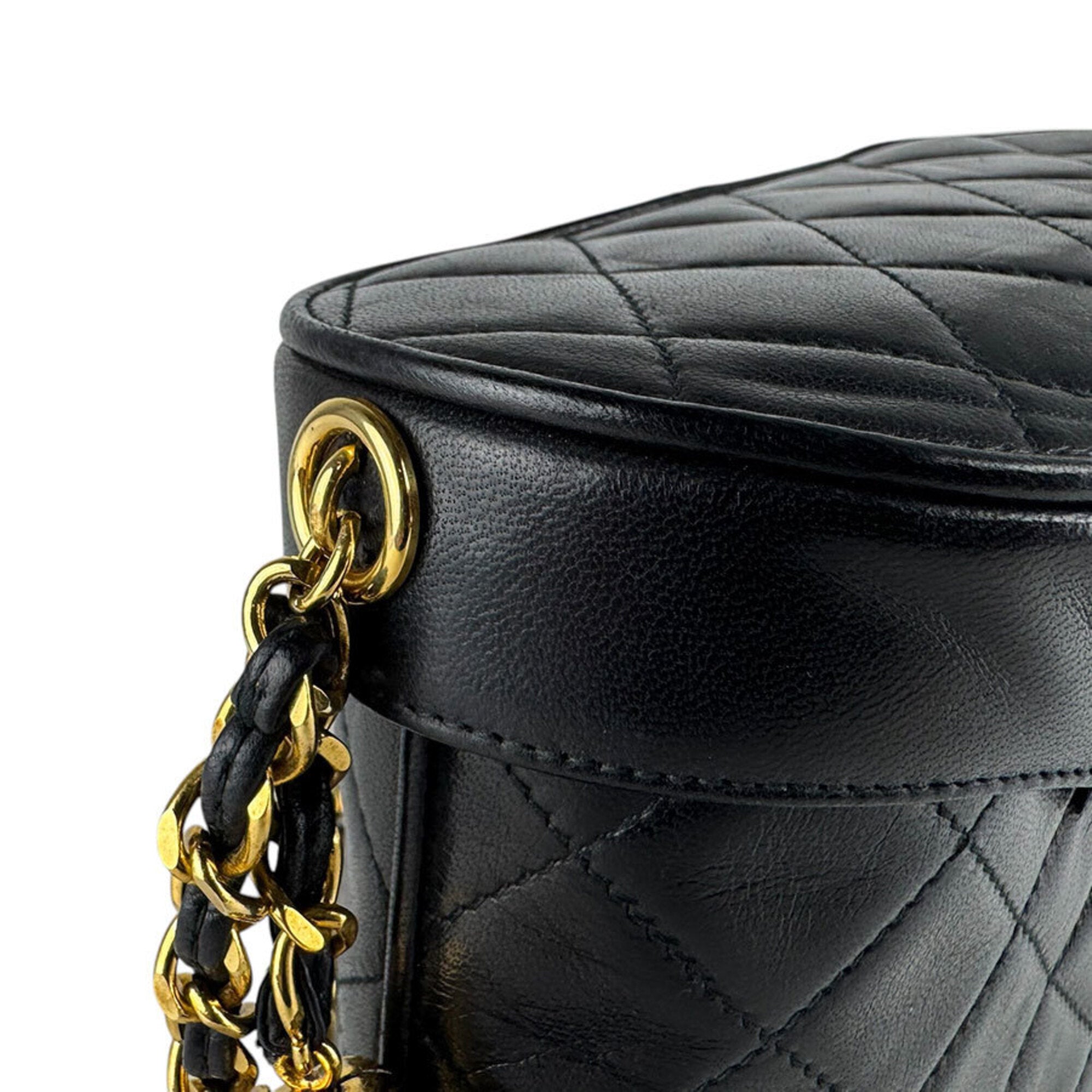 Chanel Black Leather Shoulder Bag (Pre-Owned)