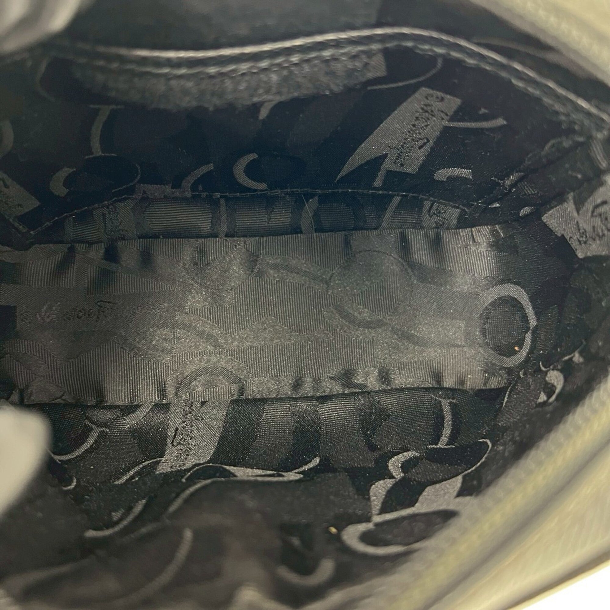Salvatore Ferragamo Black Leather Shoulder Bag (Pre-Owned)