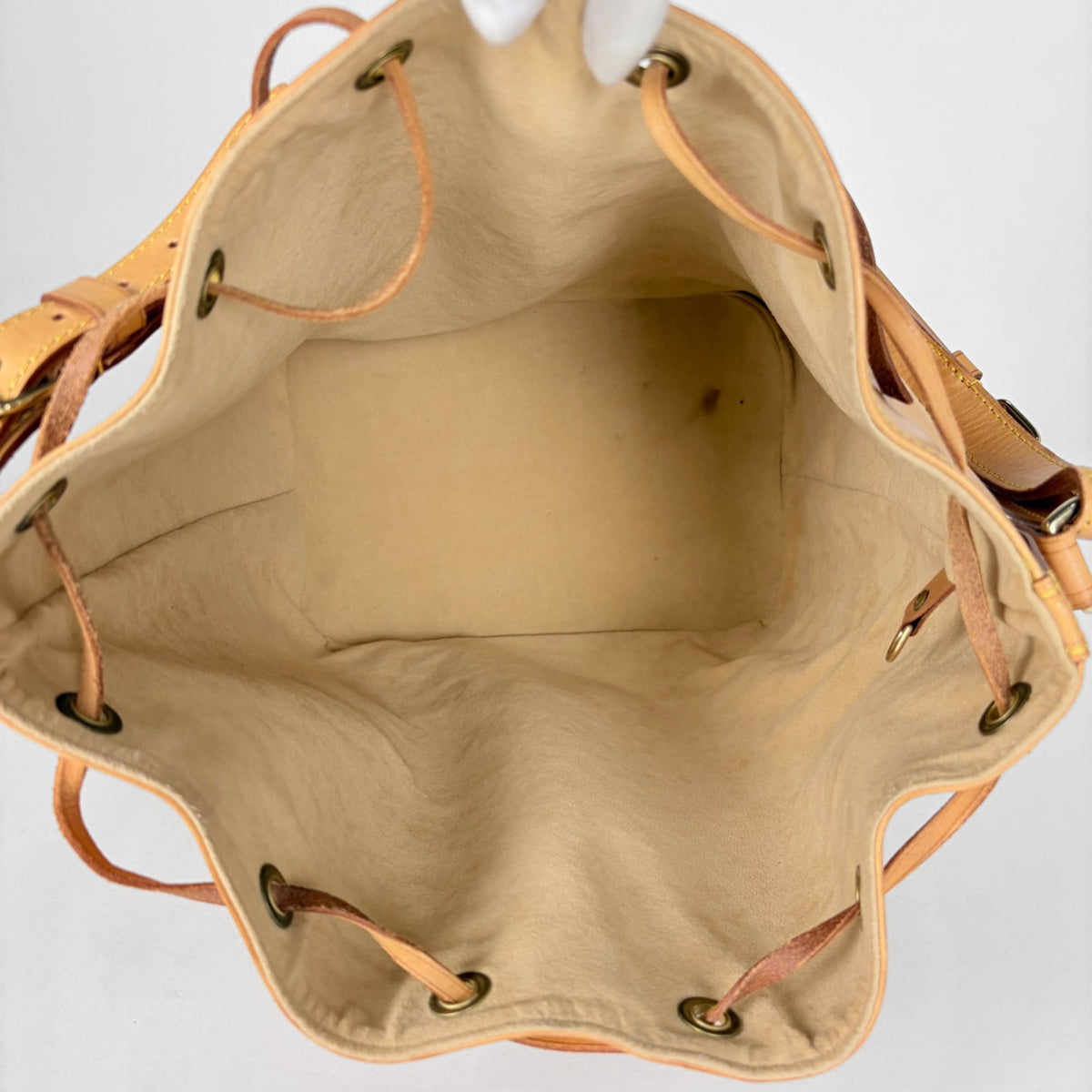 Louis Vuitton Beige Leather Shoulder Bag (Pre-Owned)