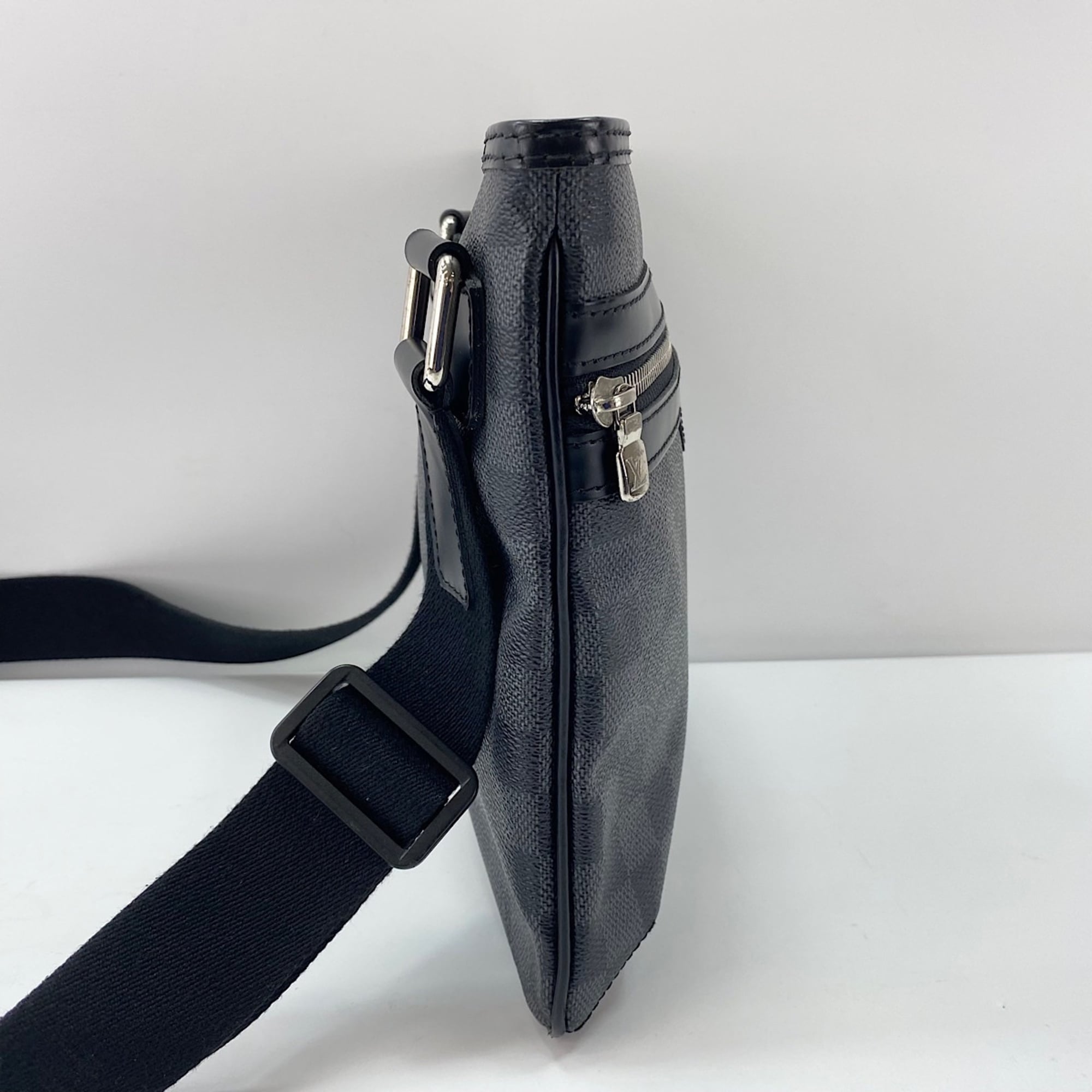 Louis Vuitton Black Shoulder Bag (Pre-Owned)