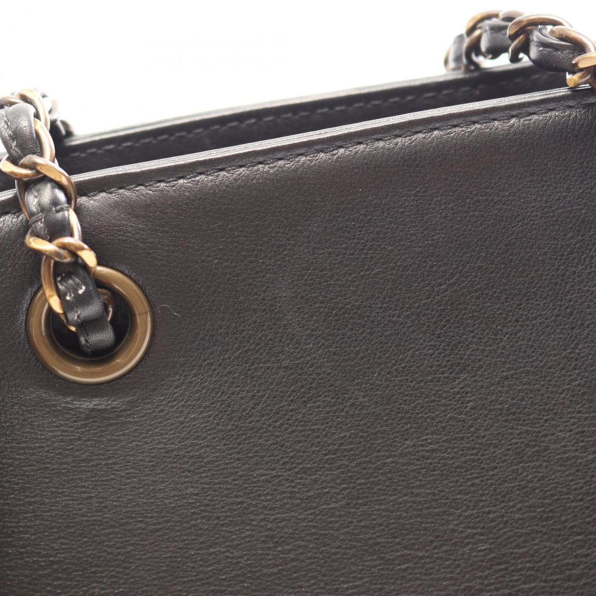 Chanel Black Leather Handbag (Pre-Owned)