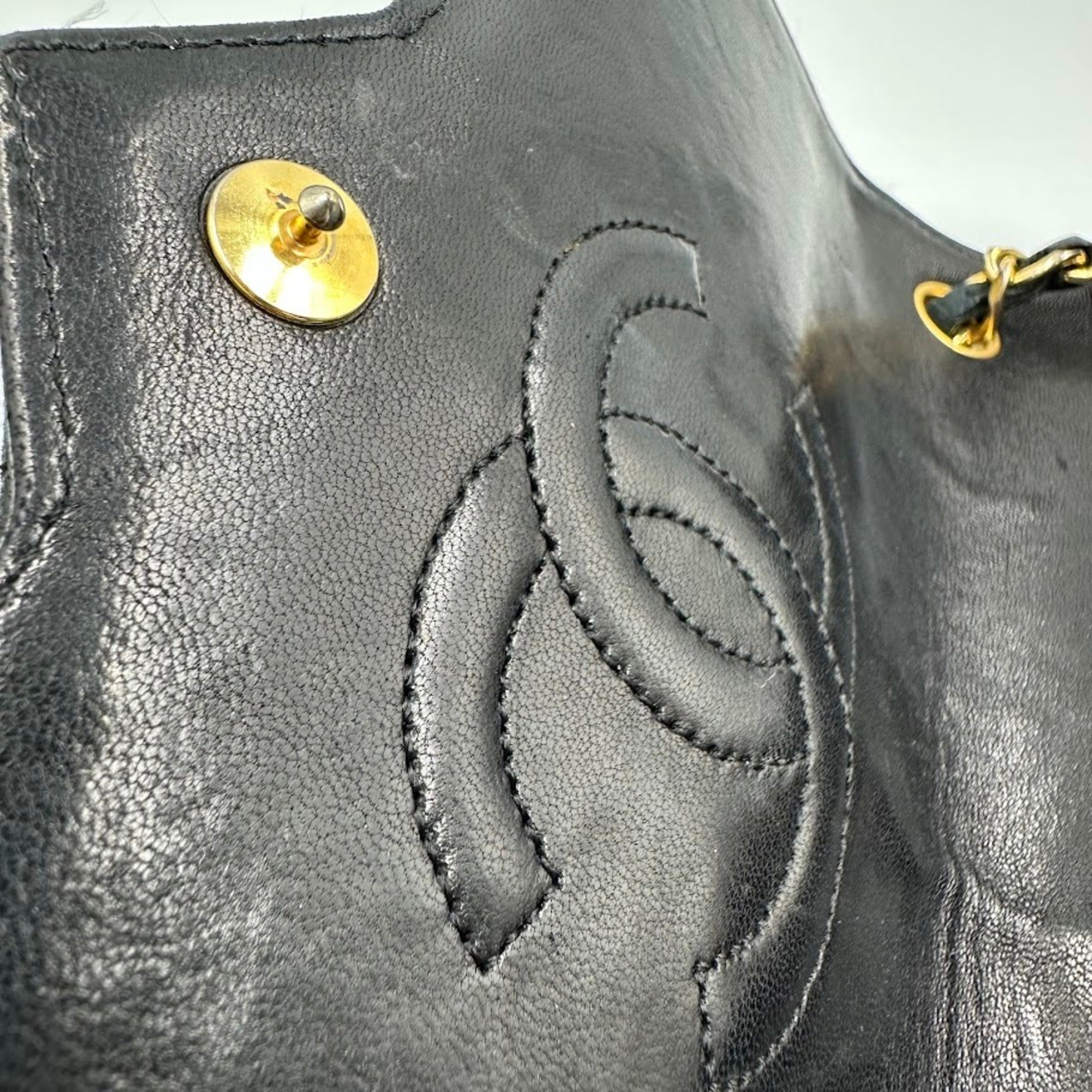 Chanel Black Leather Shoulder Bag (Pre-Owned)