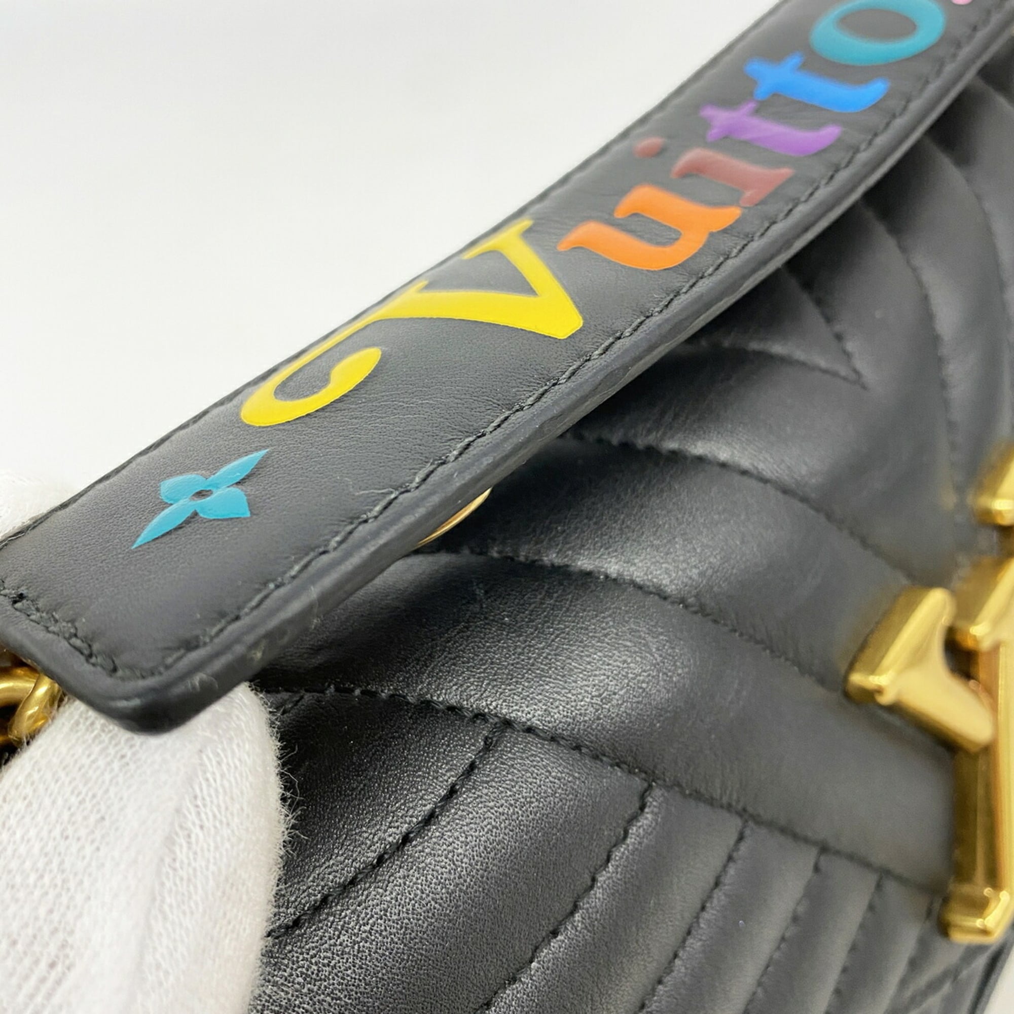 Louis Vuitton Noir Handbag (Pre-Owned)